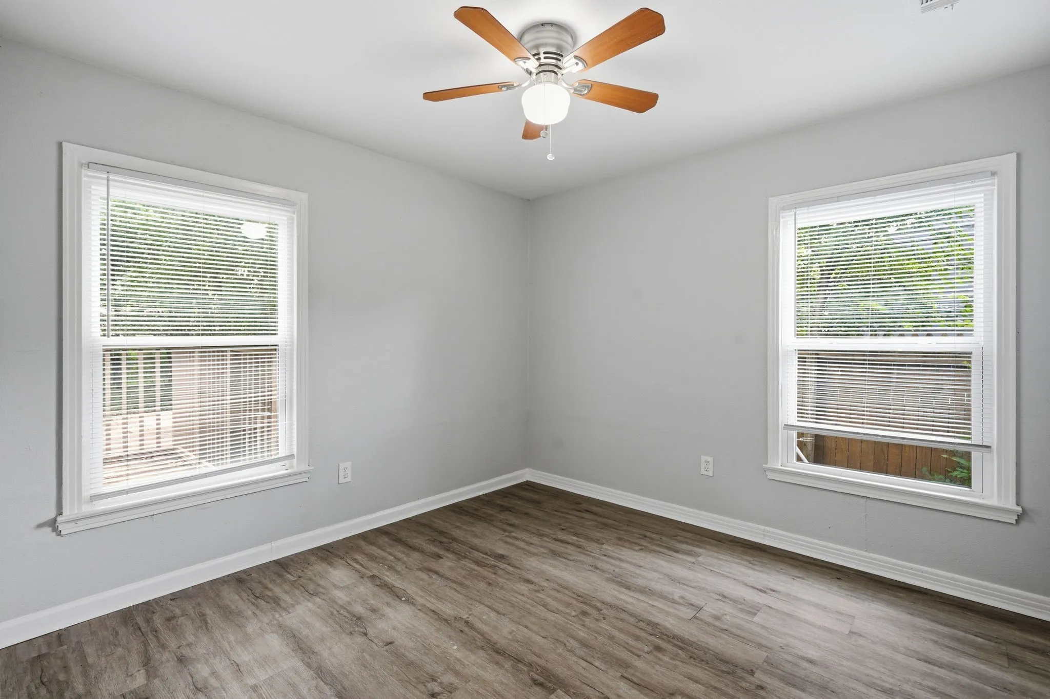 Single Family Residence For Sale in Dallas County , 1450 Holcomb Road, Dallas, Texas 75217, 2 Bedroom, 1 Bathroom, Garage spaces, 794 Sqft, built in 1950, mls#21313753, Real Estate Agent in Dallas, Homes For Sale in Dallas county, Homes For Sale in Dallas, Realtor in Dallas Texas, Real Estate Brokerage Independent Realty Texas, Luminita Cordes Realtor