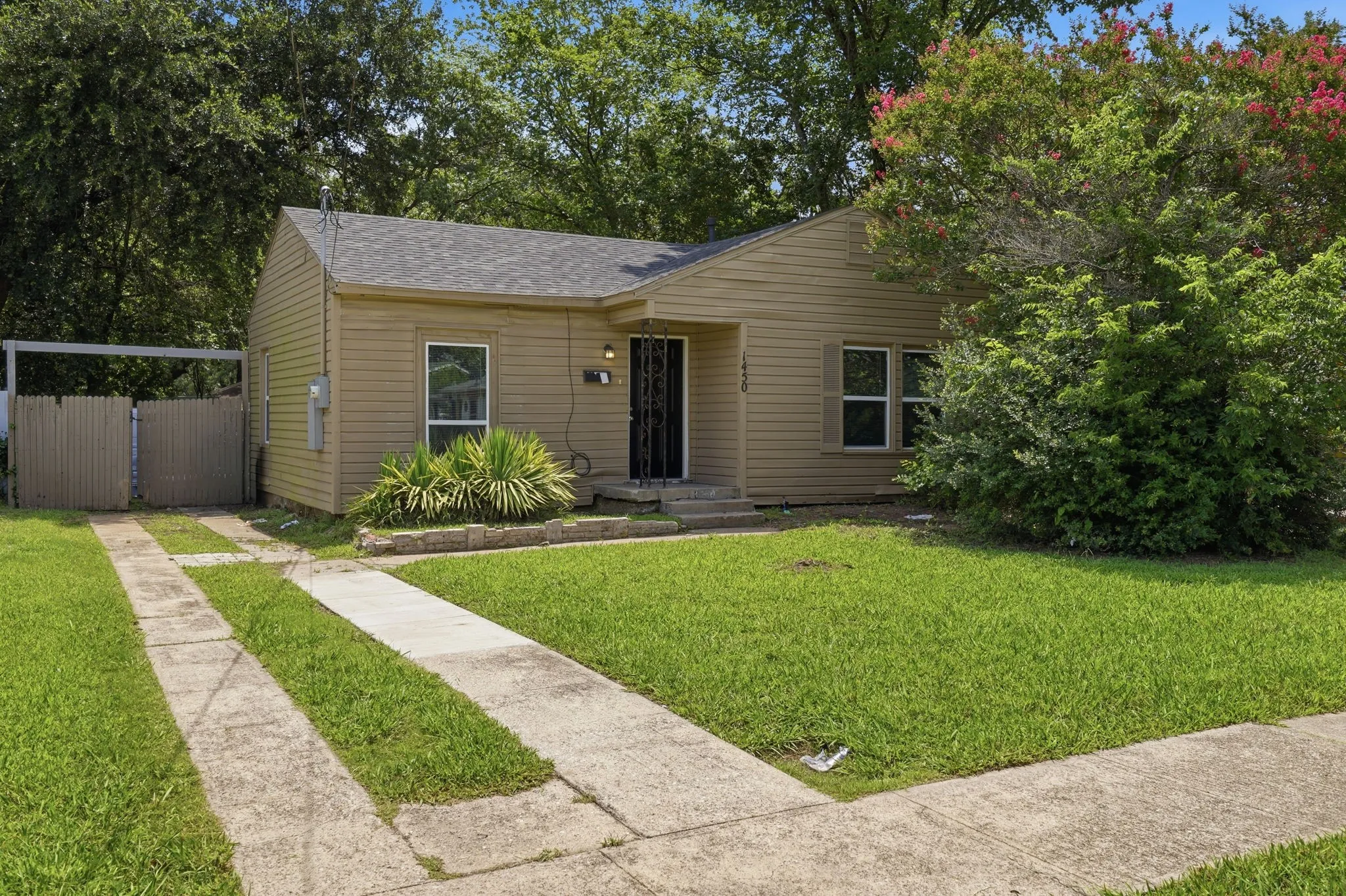 Single Family Residence For Sale in Dallas County , 1450 Holcomb Road, Dallas, Texas 75217, 2 Bedroom, 1 Bathroom, Garage spaces, 794 Sqft, built in 1950, mls#21313753, Real Estate Agent in Dallas, Homes For Sale in Dallas county, Homes For Sale in Dallas, Realtor in Dallas Texas, Real Estate Brokerage Independent Realty Texas, Luminita Cordes Realtor