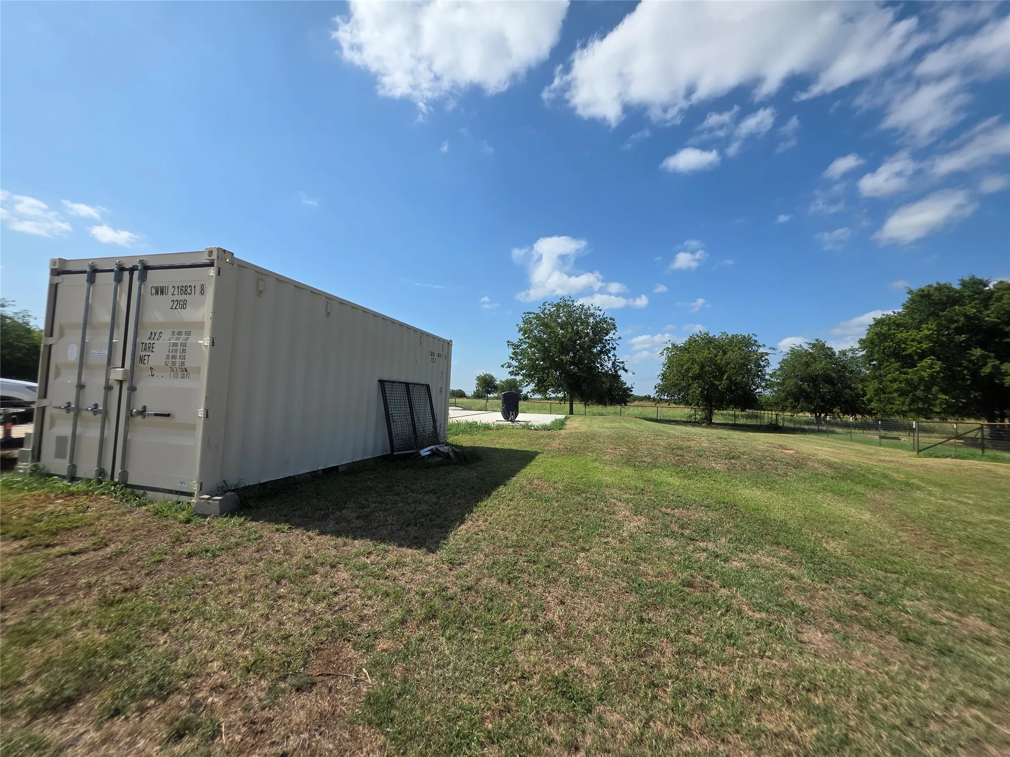 Storage container conveys