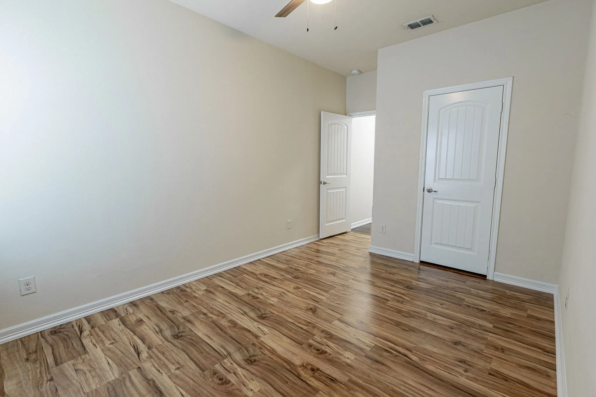 Single Family Residence For Sale in Tarrant County , 4833 Elkhart Drive, Fort Worth, Texas 76036, 3 Bedroom, 2 Bathroom, 2 Garage spaces, 1,350 Sqft, built in 2013, mls#21314429, Real Estate Agent in Fort Worth, Homes For Sale in Tarrant county, Homes For Sale in Fort Worth, Realtor in Fort Worth Texas, Real Estate Brokerage Independent Realty Texas, Luminita Cordes Realtor