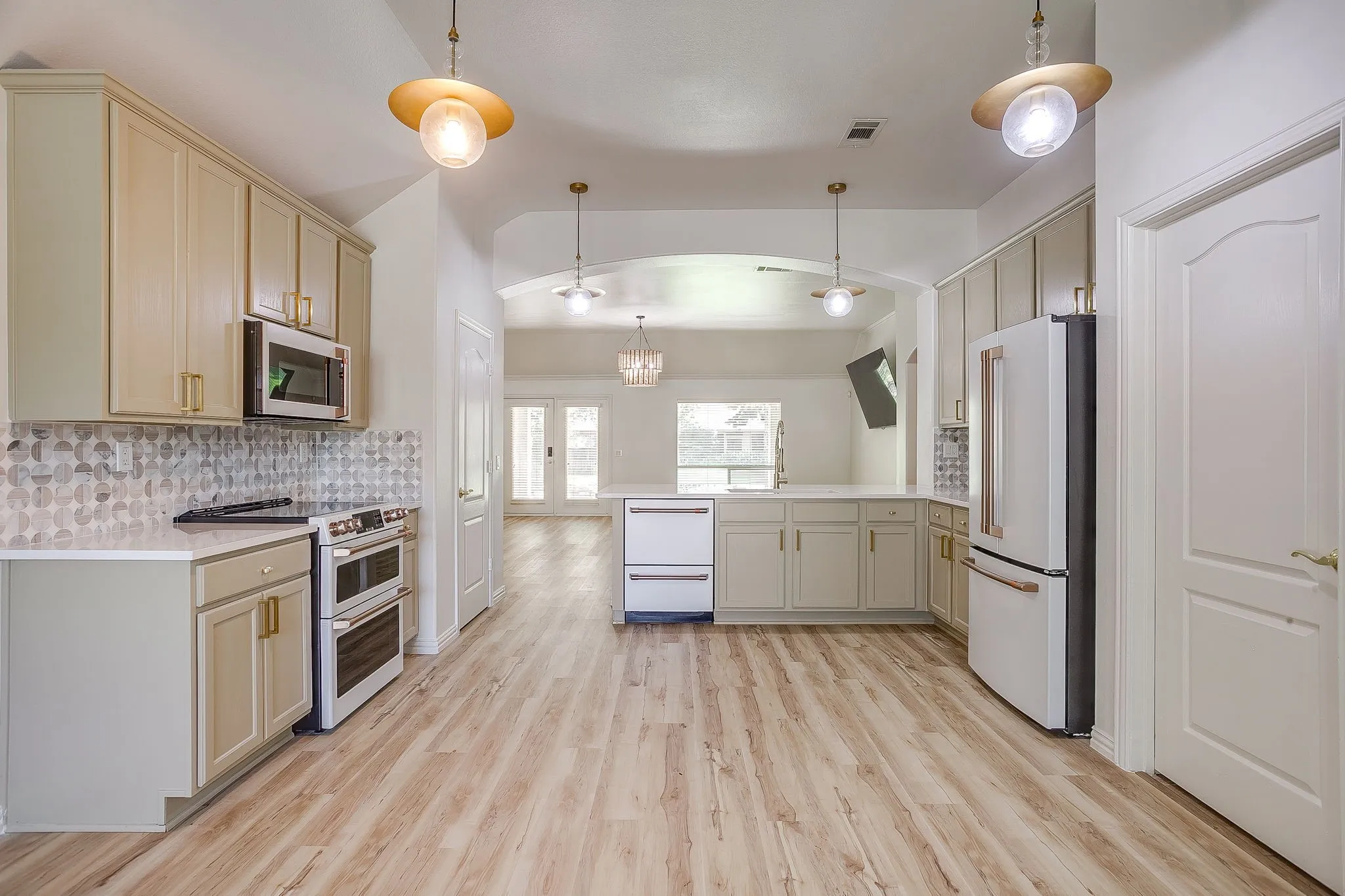 Single Family Residence For Sale in Denton County , 10508 Belvedere Drive, Denton, Texas 76207, 2 Bedroom, 2 Bathroom, 2 Garage spaces, 1,915 Sqft, built in 2005, mls#21314365, Real Estate Agent in Denton, Homes For Sale in Denton county, Homes For Sale in Denton, Realtor in Denton Texas, Real Estate Brokerage Independent Realty Texas, Luminita Cordes Realtor