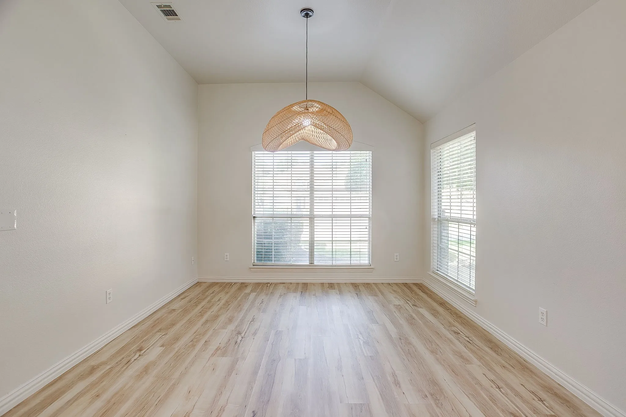 Single Family Residence For Sale in Denton County , 10508 Belvedere Drive, Denton, Texas 76207, 2 Bedroom, 2 Bathroom, 2 Garage spaces, 1,915 Sqft, built in 2005, mls#21314365, Real Estate Agent in Denton, Homes For Sale in Denton county, Homes For Sale in Denton, Realtor in Denton Texas, Real Estate Brokerage Independent Realty Texas, Luminita Cordes Realtor