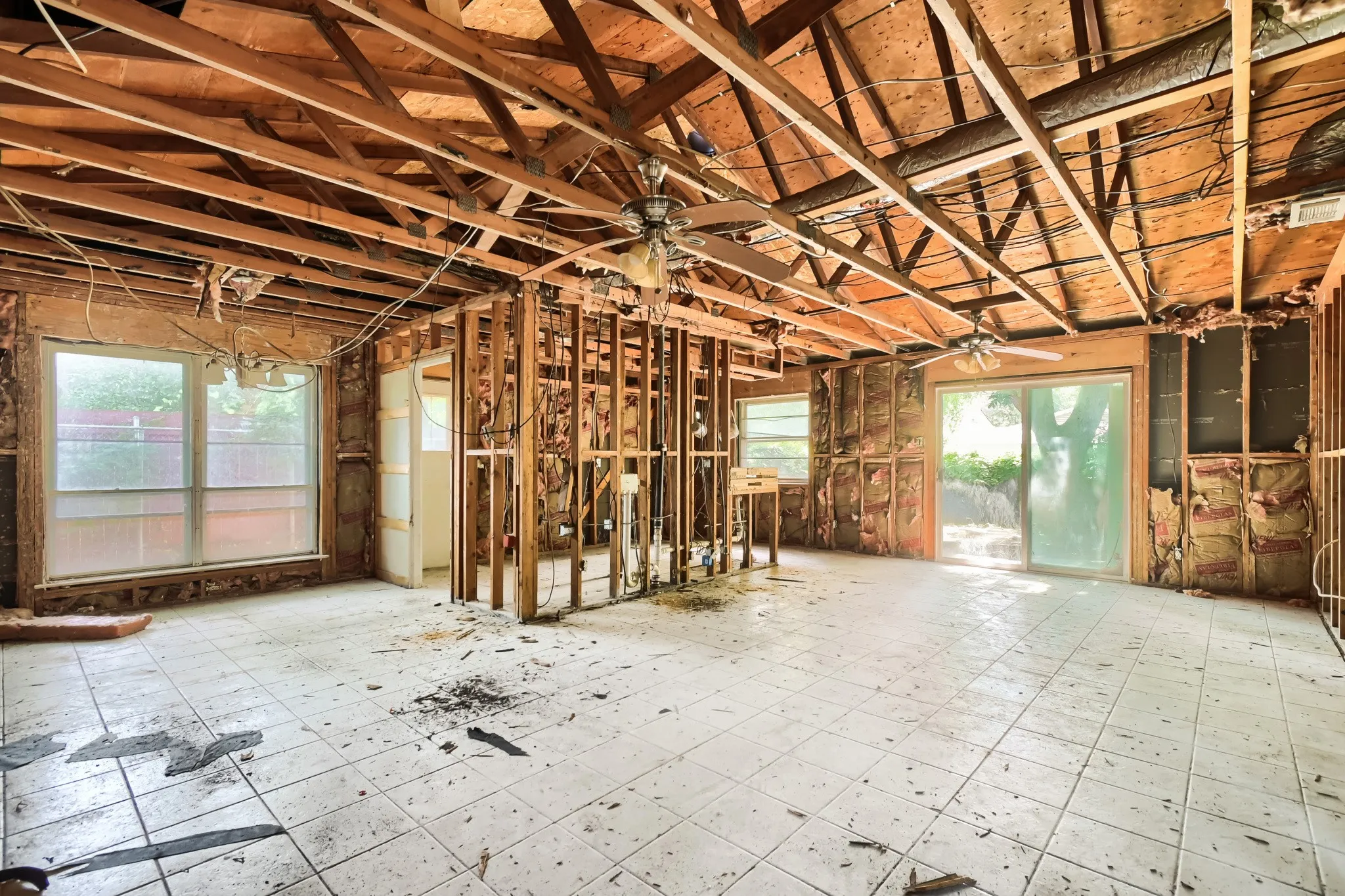Single Family Residence For Sale in Dallas County , 2748 Running Brook Lane, Dallas, Texas 75228, 3 Bedroom, 2 Bathroom, 2 Garage spaces, 1,335 Sqft, built in 1964, mls#21184280, Real Estate Agent in Dallas, Homes For Sale in Dallas county, Homes For Sale in Dallas, Realtor in Dallas Texas, Real Estate Brokerage Independent Realty Texas, Luminita Cordes Realtor