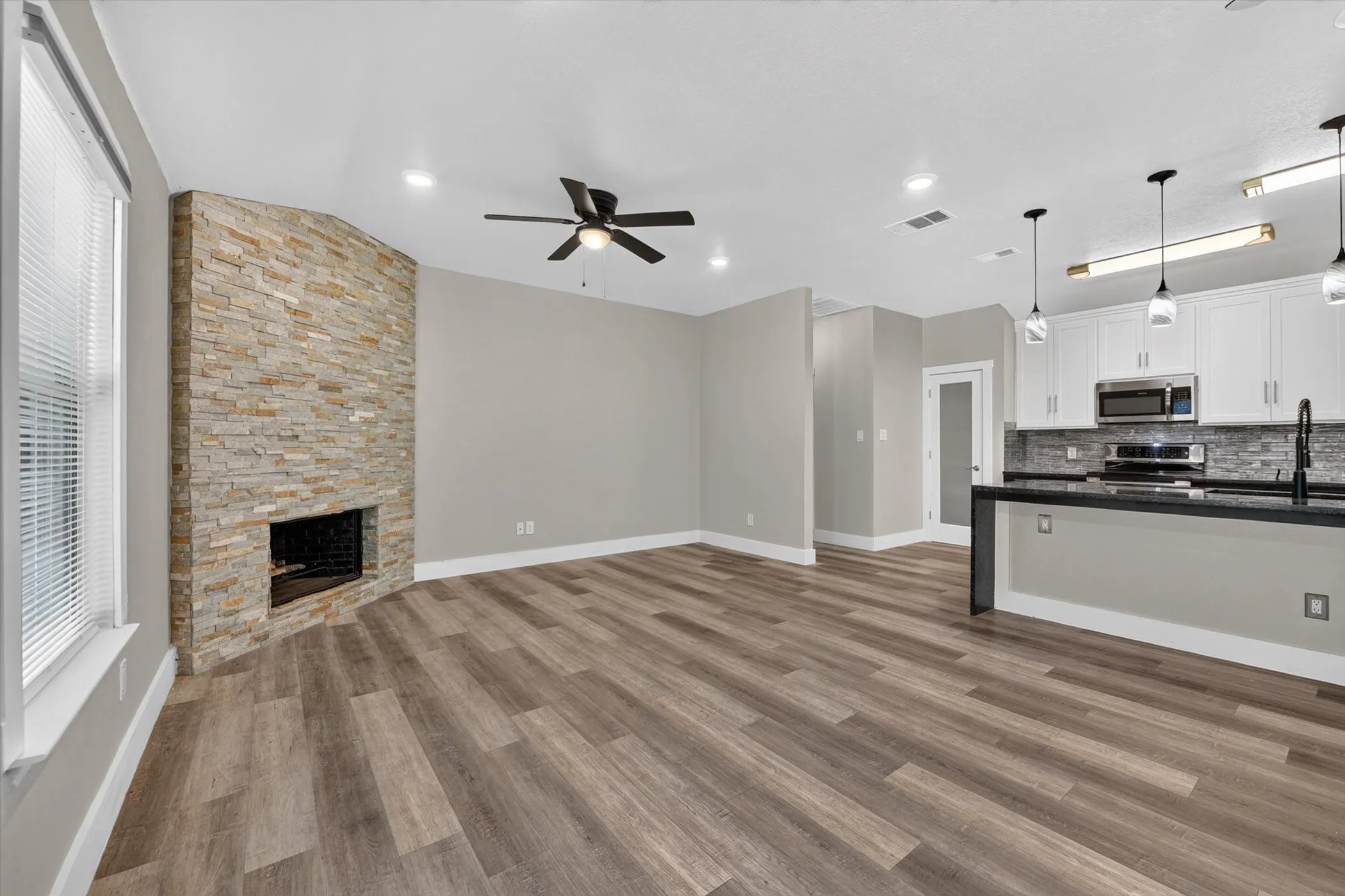 Single Family Residence For Sale in Tarrant County , 716 River Hill Lane, Fort Worth, Texas 76114, 4 Bedroom, 3 Bathroom, 2 Garage spaces, 1,627 Sqft, built in 2005, mls#21314433, Real Estate Agent in Fort Worth, Homes For Sale in Tarrant county, Homes For Sale in Fort Worth, Realtor in Fort Worth Texas, Real Estate Brokerage Independent Realty Texas, Luminita Cordes Realtor