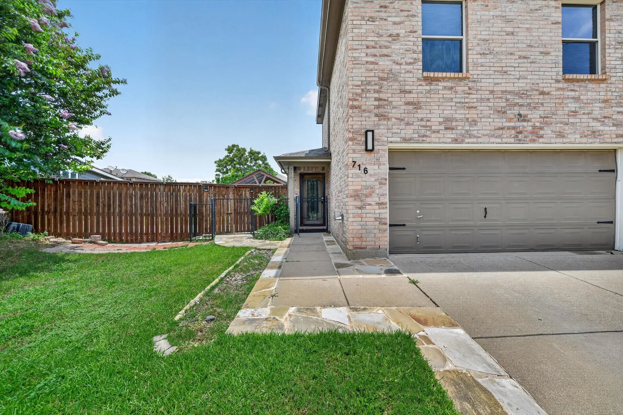 Single Family Residence For Sale in Tarrant County , 716 River Hill Lane, Fort Worth, Texas 76114, 4 Bedroom, 3 Bathroom, 2 Garage spaces, 1,627 Sqft, built in 2005, mls#21314433, Real Estate Agent in Fort Worth, Homes For Sale in Tarrant county, Homes For Sale in Fort Worth, Realtor in Fort Worth Texas, Real Estate Brokerage Independent Realty Texas, Luminita Cordes Realtor