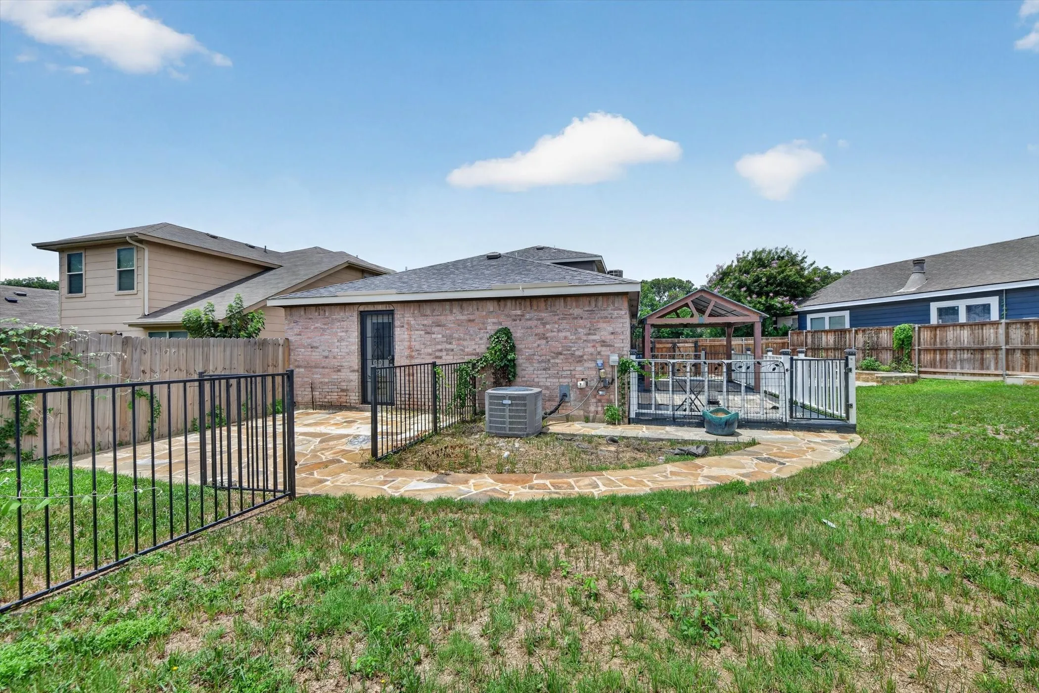 Single Family Residence For Sale in Tarrant County , 716 River Hill Lane, Fort Worth, Texas 76114, 4 Bedroom, 3 Bathroom, 2 Garage spaces, 1,627 Sqft, built in 2005, mls#21314433, Real Estate Agent in Fort Worth, Homes For Sale in Tarrant county, Homes For Sale in Fort Worth, Realtor in Fort Worth Texas, Real Estate Brokerage Independent Realty Texas, Luminita Cordes Realtor