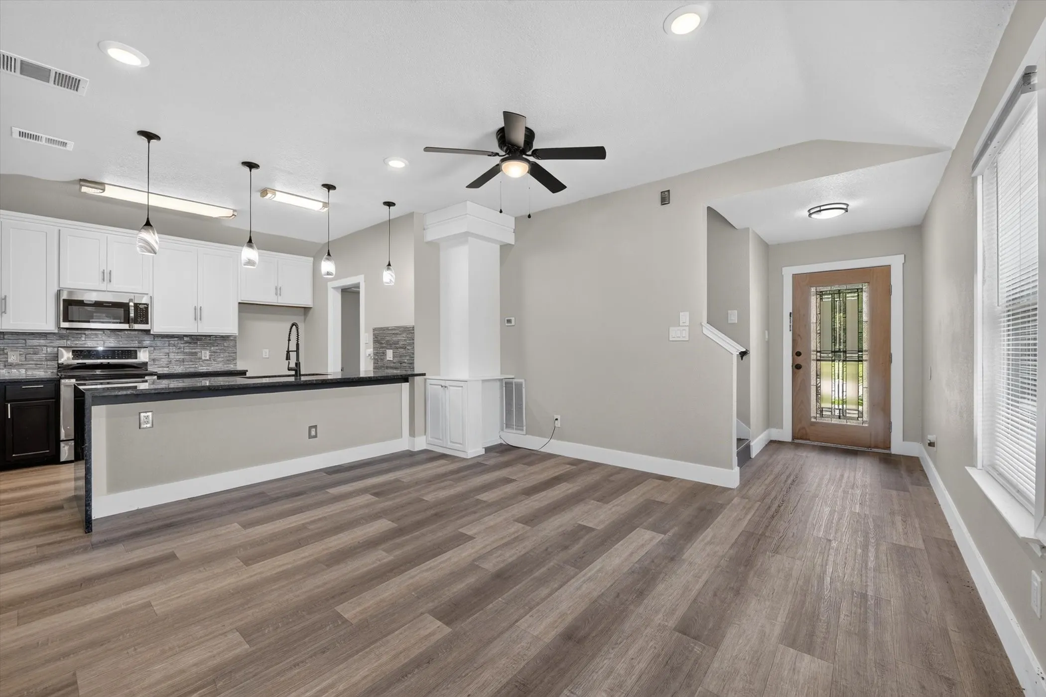 Single Family Residence For Sale in Tarrant County , 716 River Hill Lane, Fort Worth, Texas 76114, 4 Bedroom, 3 Bathroom, 2 Garage spaces, 1,627 Sqft, built in 2005, mls#21314433, Real Estate Agent in Fort Worth, Homes For Sale in Tarrant county, Homes For Sale in Fort Worth, Realtor in Fort Worth Texas, Real Estate Brokerage Independent Realty Texas, Luminita Cordes Realtor