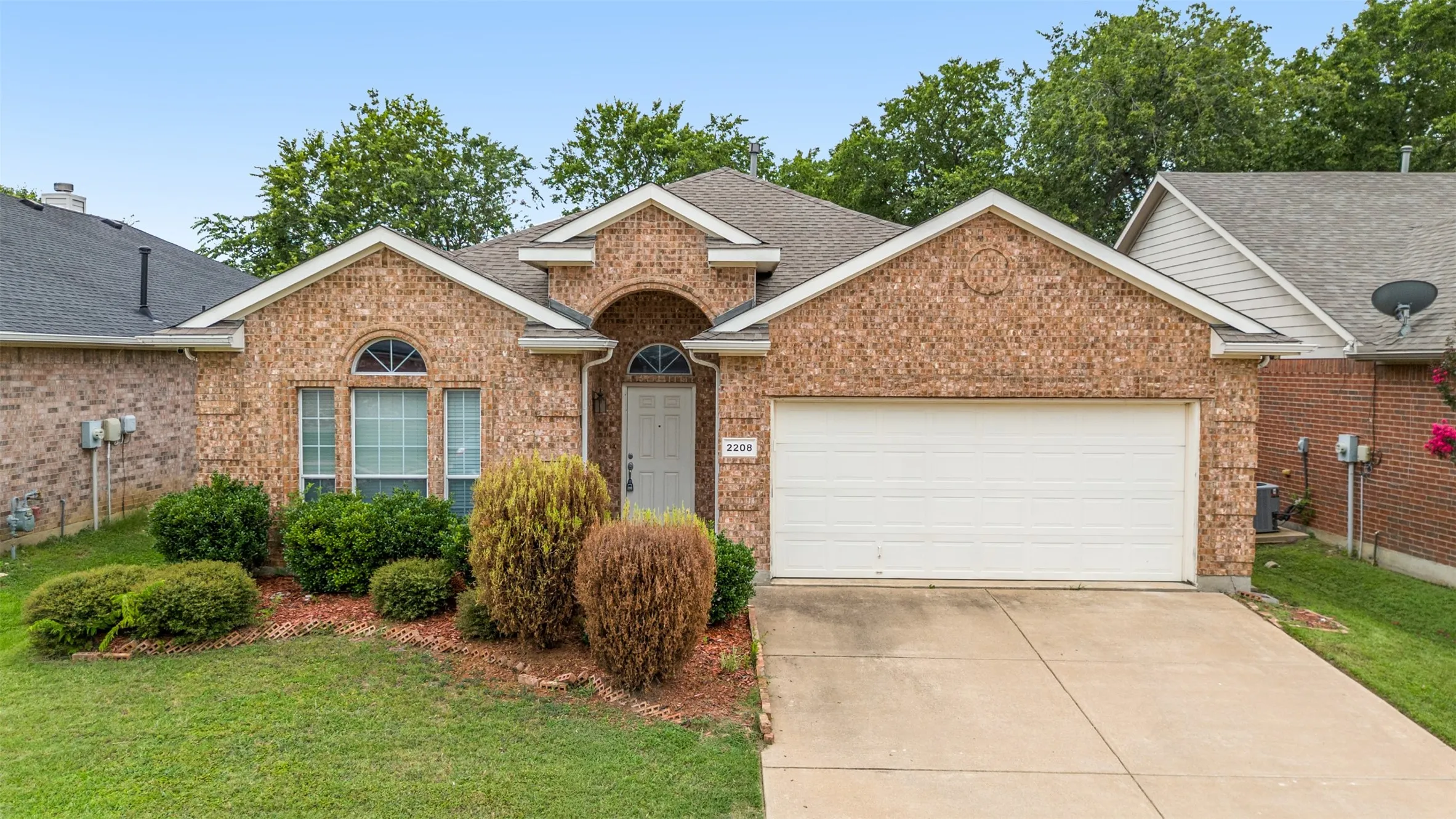 Single Family Residence For Sale in Tarrant County , 2208 Priscella Drive, Fort Worth, Texas 76131, 3 Bedroom, 2 Bathroom, 2 Garage spaces, 1,838 Sqft, built in 2007, mls#21314407, Real Estate Agent in Fort Worth, Homes For Sale in Tarrant county, Homes For Sale in Fort Worth, Realtor in Fort Worth Texas, Real Estate Brokerage Independent Realty Texas, Luminita Cordes Realtor