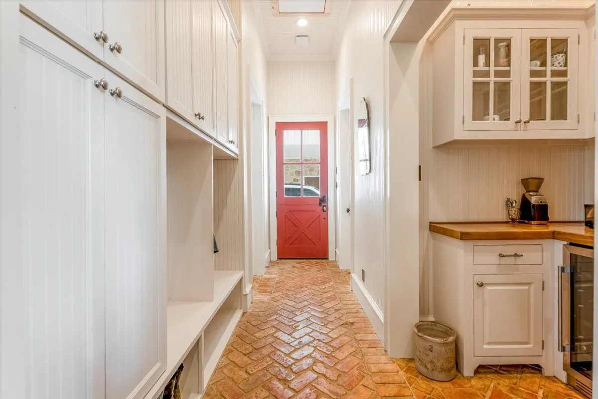 Farm For Sale in Hopkins County , 548 County Road 2301, Sulphur Springs, Texas 75482, 4 Bedroom, 5 Bathroom, 2 Garage spaces, 3,739 Sqft, built in 2012, mls#21311938, Real Estate Agent in Sulphur Springs, Homes For Sale in Hopkins county, Homes For Sale in Sulphur Springs, Realtor in Sulphur Springs Texas, Real Estate Brokerage Independent Realty Texas, Luminita Cordes Realtor