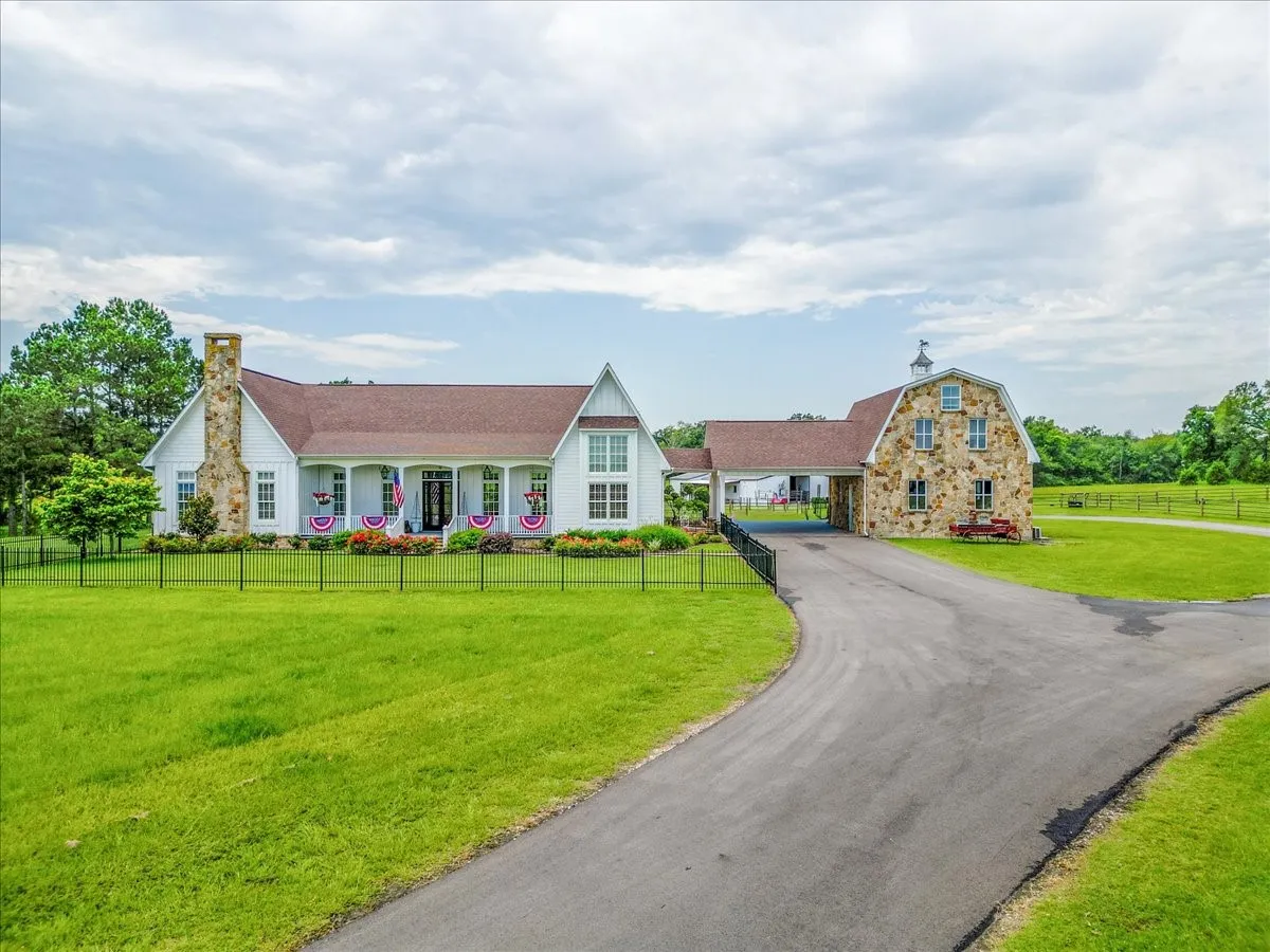 Farm For Sale in Hopkins County , 548 County Road 2301, Sulphur Springs, Texas 75482, 4 Bedroom, 5 Bathroom, 2 Garage spaces, 3,739 Sqft, built in 2012, mls#21311938, Real Estate Agent in Sulphur Springs, Homes For Sale in Hopkins county, Homes For Sale in Sulphur Springs, Realtor in Sulphur Springs Texas, Real Estate Brokerage Independent Realty Texas, Luminita Cordes Realtor