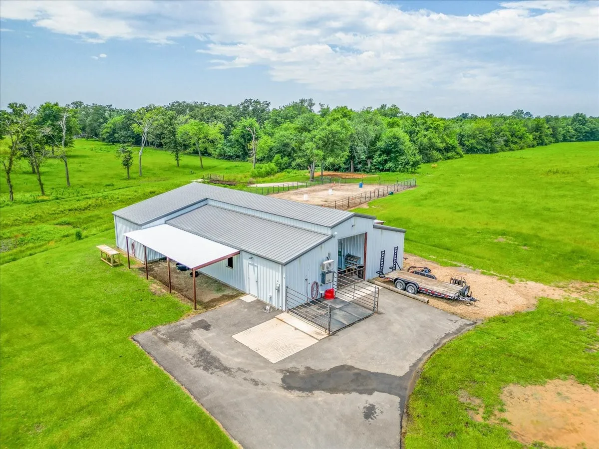 Farm For Sale in Hopkins County , 548 County Road 2301, Sulphur Springs, Texas 75482, 4 Bedroom, 5 Bathroom, 2 Garage spaces, 3,739 Sqft, built in 2012, mls#21311938, Real Estate Agent in Sulphur Springs, Homes For Sale in Hopkins county, Homes For Sale in Sulphur Springs, Realtor in Sulphur Springs Texas, Real Estate Brokerage Independent Realty Texas, Luminita Cordes Realtor