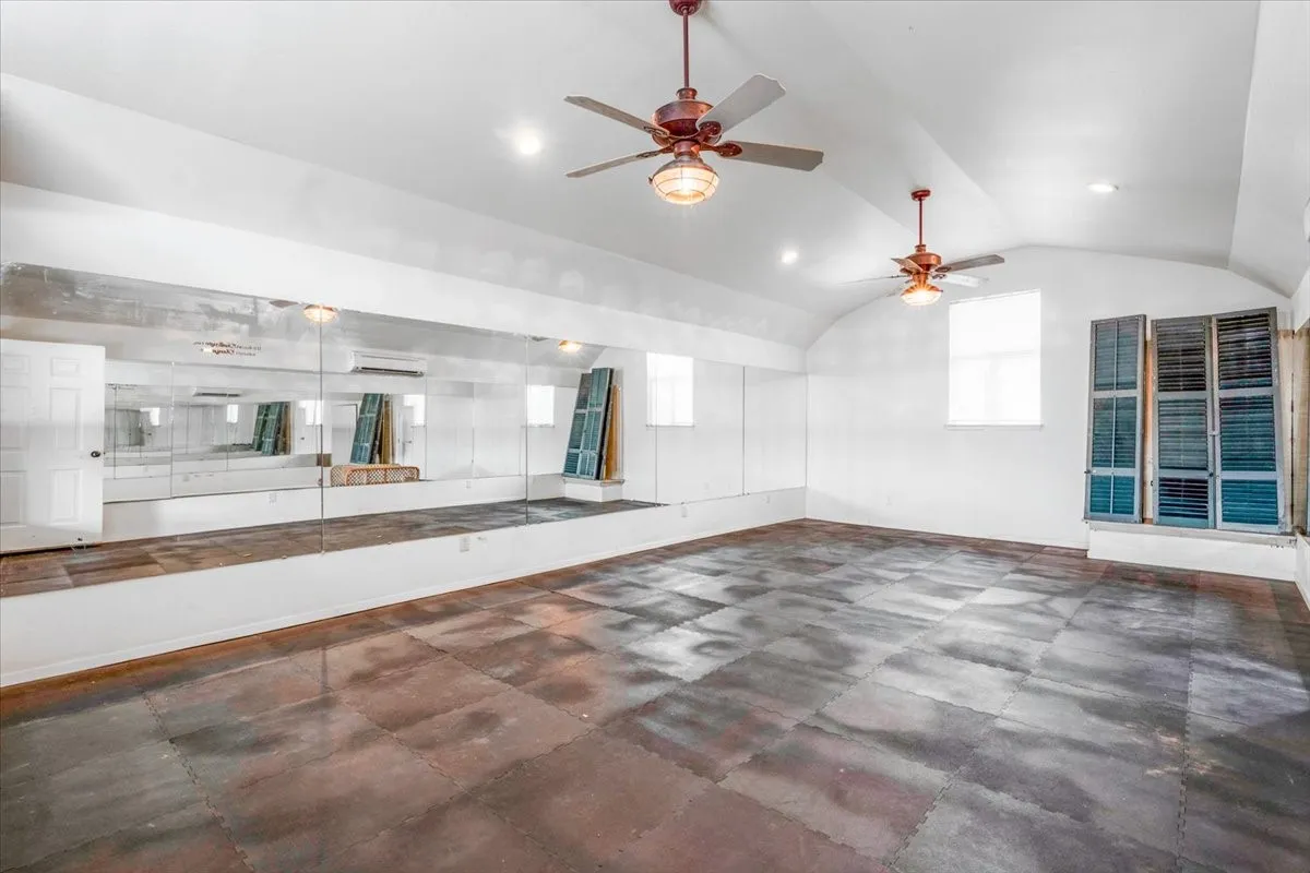 Farm For Sale in Hopkins County , 548 County Road 2301, Sulphur Springs, Texas 75482, 4 Bedroom, 5 Bathroom, 2 Garage spaces, 3,739 Sqft, built in 2012, mls#21311938, Real Estate Agent in Sulphur Springs, Homes For Sale in Hopkins county, Homes For Sale in Sulphur Springs, Realtor in Sulphur Springs Texas, Real Estate Brokerage Independent Realty Texas, Luminita Cordes Realtor