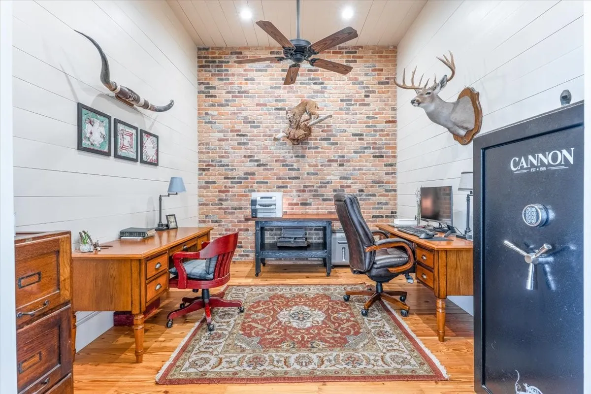 Farm For Sale in Hopkins County , 548 County Road 2301, Sulphur Springs, Texas 75482, 4 Bedroom, 5 Bathroom, 2 Garage spaces, 3,739 Sqft, built in 2012, mls#21311938, Real Estate Agent in Sulphur Springs, Homes For Sale in Hopkins county, Homes For Sale in Sulphur Springs, Realtor in Sulphur Springs Texas, Real Estate Brokerage Independent Realty Texas, Luminita Cordes Realtor