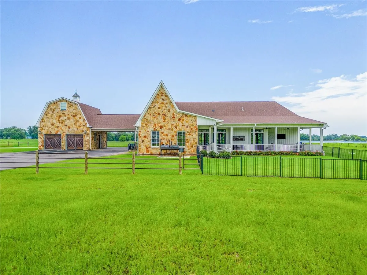 Farm For Sale in Hopkins County , 548 County Road 2301, Sulphur Springs, Texas 75482, 4 Bedroom, 5 Bathroom, 2 Garage spaces, 3,739 Sqft, built in 2012, mls#21311938, Real Estate Agent in Sulphur Springs, Homes For Sale in Hopkins county, Homes For Sale in Sulphur Springs, Realtor in Sulphur Springs Texas, Real Estate Brokerage Independent Realty Texas, Luminita Cordes Realtor