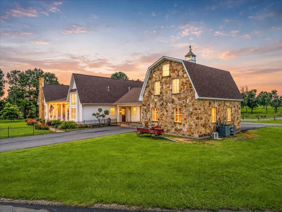 Farm For Sale in Hopkins County , 548 County Road 2301, Sulphur Springs, Texas 75482, 4 Bedroom, 5 Bathroom, 2 Garage spaces, 3,739 Sqft, built in 2012, mls#21311938, Real Estate Agent in Sulphur Springs, Homes For Sale in Hopkins county, Homes For Sale in Sulphur Springs, Realtor in Sulphur Springs Texas, Real Estate Brokerage Independent Realty Texas, Luminita Cordes Realtor