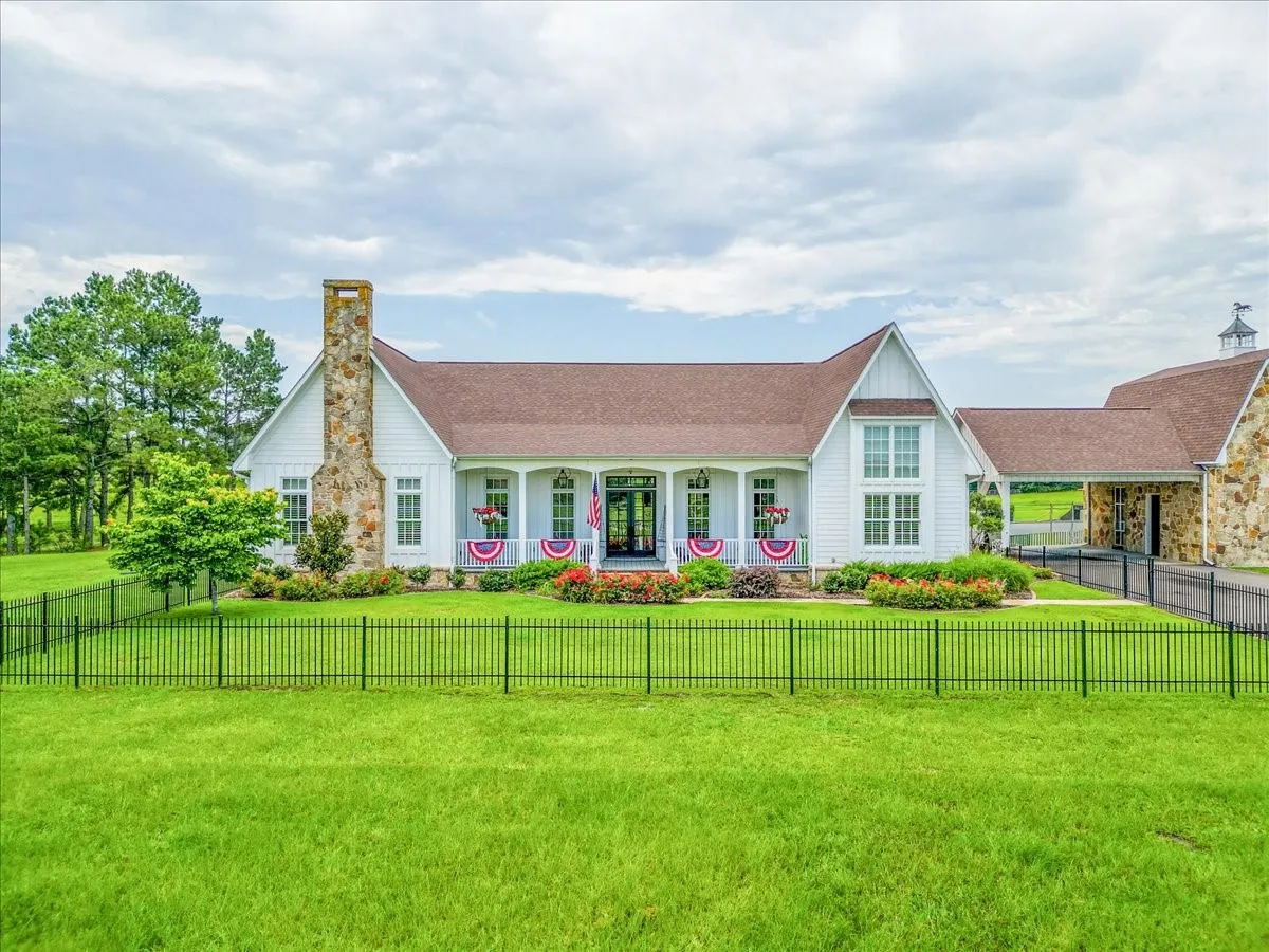 Farm For Sale in Hopkins County , 548 County Road 2301, Sulphur Springs, Texas 75482, 4 Bedroom, 5 Bathroom, 2 Garage spaces, 3,739 Sqft, built in 2012, mls#21311938, Real Estate Agent in Sulphur Springs, Homes For Sale in Hopkins county, Homes For Sale in Sulphur Springs, Realtor in Sulphur Springs Texas, Real Estate Brokerage Independent Realty Texas, Luminita Cordes Realtor