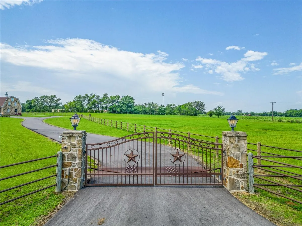 Farm For Sale in Hopkins County , 548 County Road 2301, Sulphur Springs, Texas 75482, 4 Bedroom, 5 Bathroom, 2 Garage spaces, 3,739 Sqft, built in 2012, mls#21311938, Real Estate Agent in Sulphur Springs, Homes For Sale in Hopkins county, Homes For Sale in Sulphur Springs, Realtor in Sulphur Springs Texas, Real Estate Brokerage Independent Realty Texas, Luminita Cordes Realtor