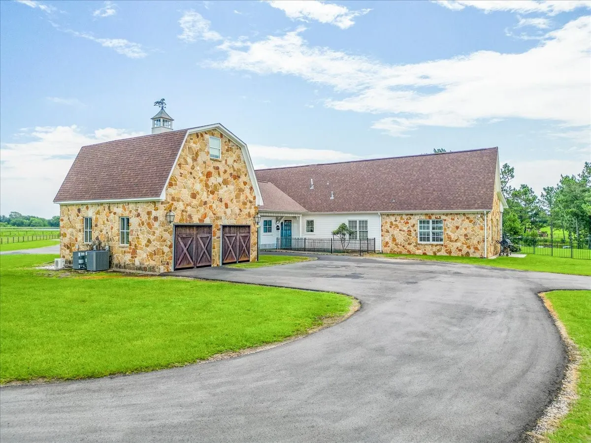 Farm For Sale in Hopkins County , 548 County Road 2301, Sulphur Springs, Texas 75482, 4 Bedroom, 5 Bathroom, 2 Garage spaces, 3,739 Sqft, built in 2012, mls#21311938, Real Estate Agent in Sulphur Springs, Homes For Sale in Hopkins county, Homes For Sale in Sulphur Springs, Realtor in Sulphur Springs Texas, Real Estate Brokerage Independent Realty Texas, Luminita Cordes Realtor