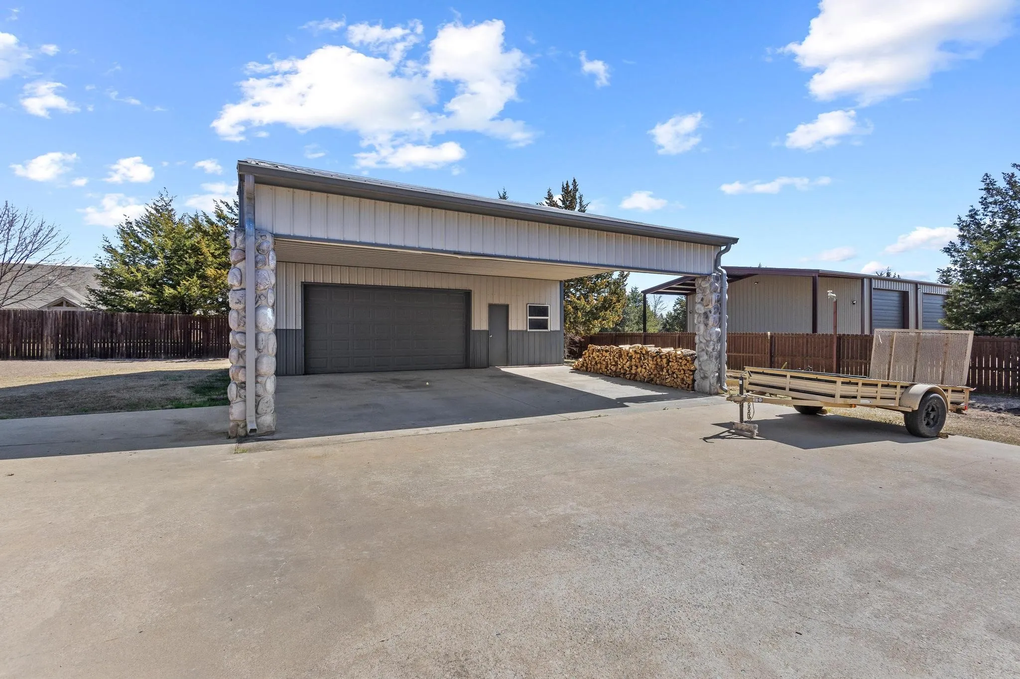 Check out the Workshop with additional covered parking
