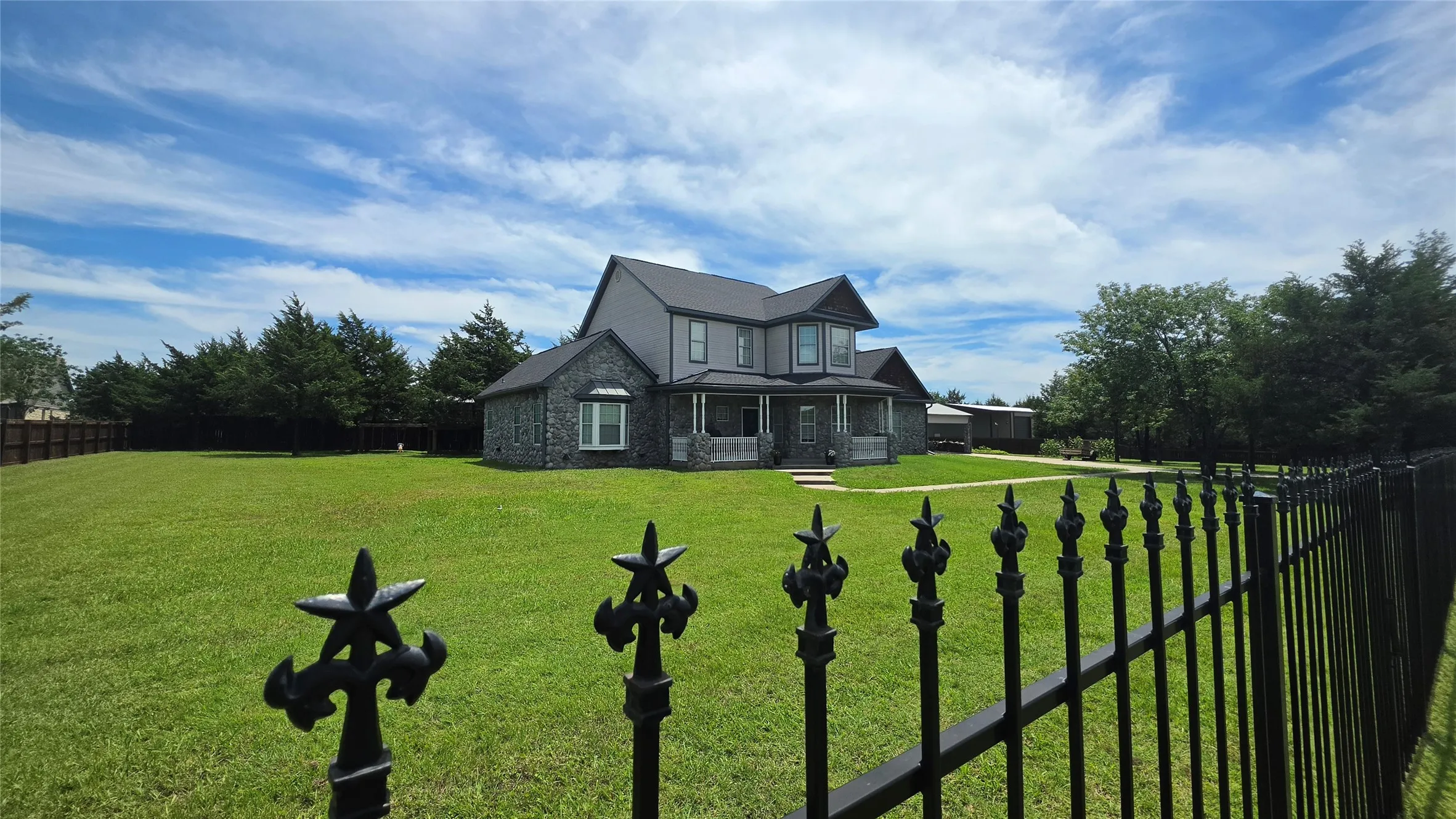Single Family Residence For Sale in Grayson County , 496 Brandon Way, Pottsboro, Texas 75076, 3 Bedroom, 3 Bathroom, 4 Garage spaces, 2,276 Sqft, built in 2005, mls#21286980, Real Estate Agent in Pottsboro, Homes For Sale in Grayson county, Homes For Sale in Pottsboro, Realtor in Pottsboro Texas, Real Estate Brokerage Independent Realty Texas, Luminita Cordes Realtor