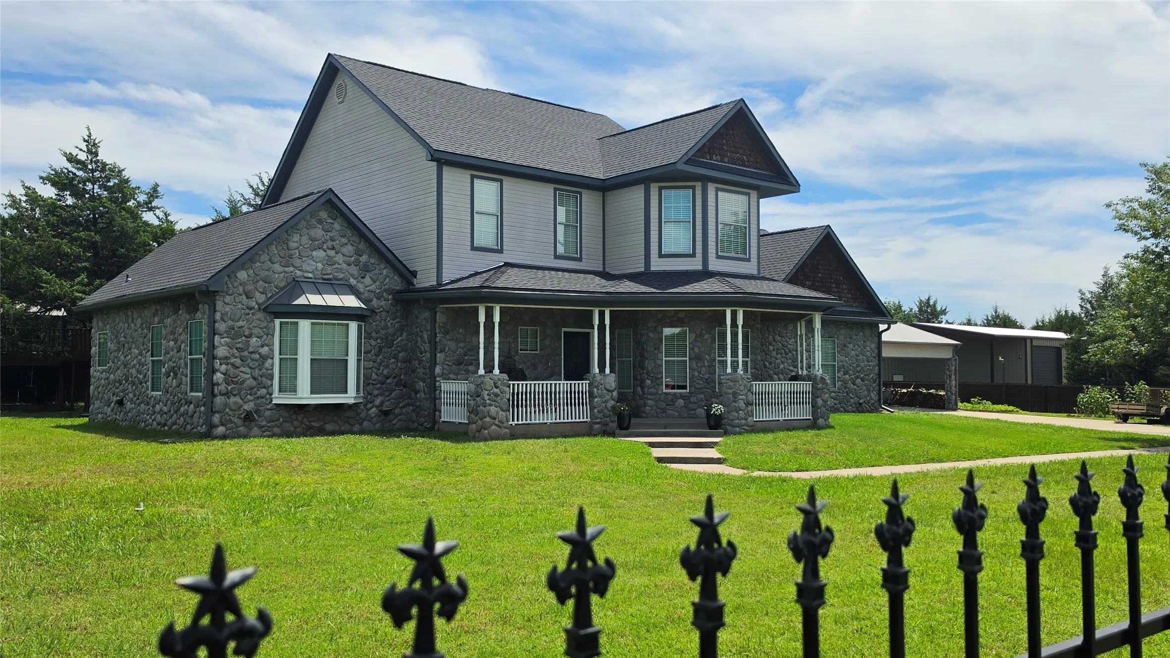 Single Family Residence For Sale in Grayson County , 496 Brandon Way, Pottsboro, Texas 75076, 3 Bedroom, 3 Bathroom, 4 Garage spaces, 2,276 Sqft, built in 2005, mls#21286980, Real Estate Agent in Pottsboro, Homes For Sale in Grayson county, Homes For Sale in Pottsboro, Realtor in Pottsboro Texas, Real Estate Brokerage Independent Realty Texas, Luminita Cordes Realtor