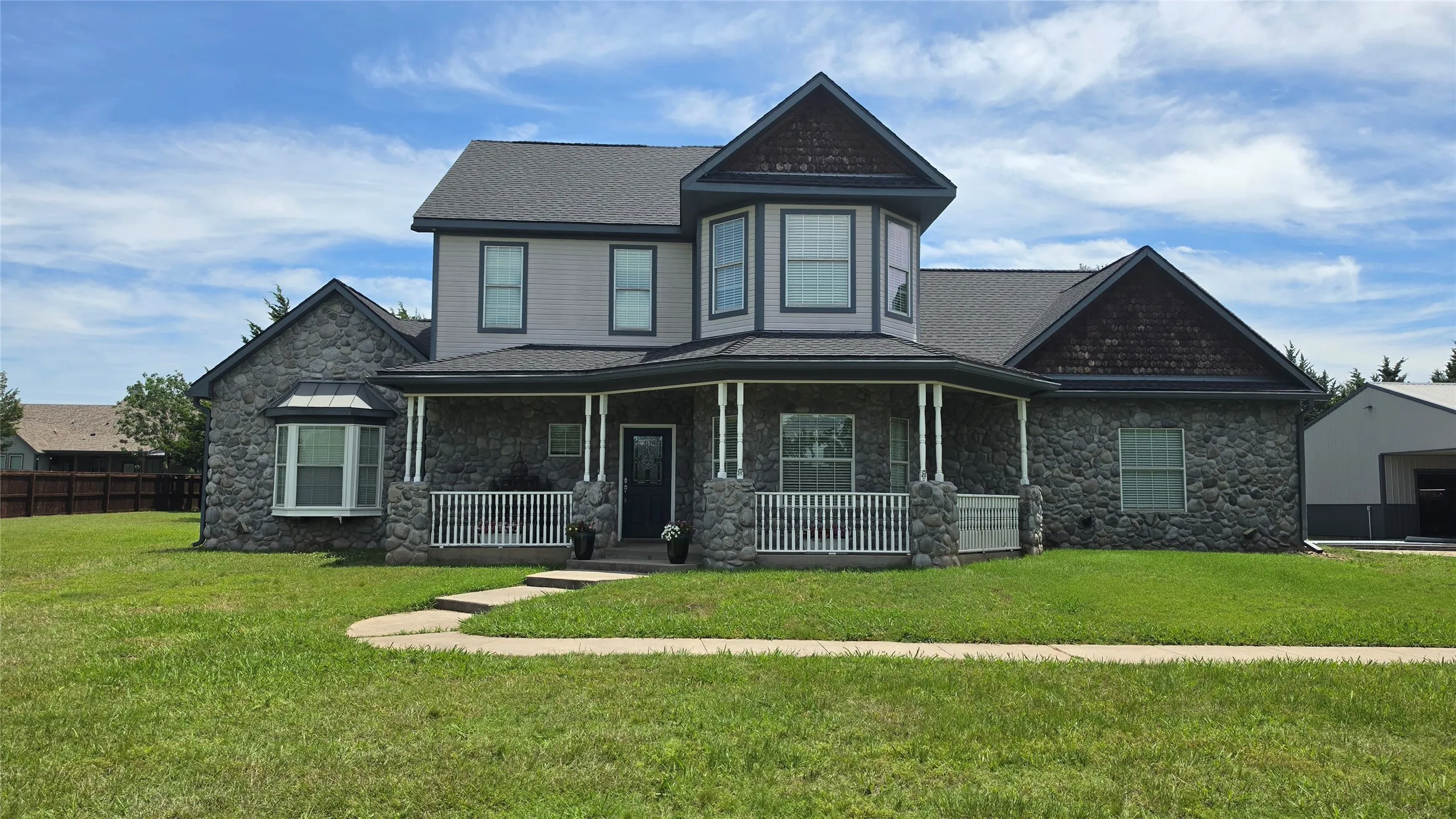 Single Family Residence For Sale in Grayson County , 496 Brandon Way, Pottsboro, Texas 75076, 3 Bedroom, 3 Bathroom, 4 Garage spaces, 2,276 Sqft, built in 2005, mls#21286980, Real Estate Agent in Pottsboro, Homes For Sale in Grayson county, Homes For Sale in Pottsboro, Realtor in Pottsboro Texas, Real Estate Brokerage Independent Realty Texas, Luminita Cordes Realtor