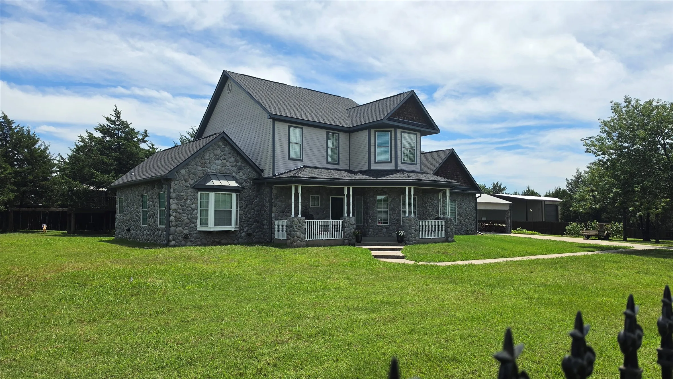 Single Family Residence For Sale in Grayson County , 496 Brandon Way, Pottsboro, Texas 75076, 3 Bedroom, 3 Bathroom, 4 Garage spaces, 2,276 Sqft, built in 2005, mls#21286980, Real Estate Agent in Pottsboro, Homes For Sale in Grayson county, Homes For Sale in Pottsboro, Realtor in Pottsboro Texas, Real Estate Brokerage Independent Realty Texas, Luminita Cordes Realtor