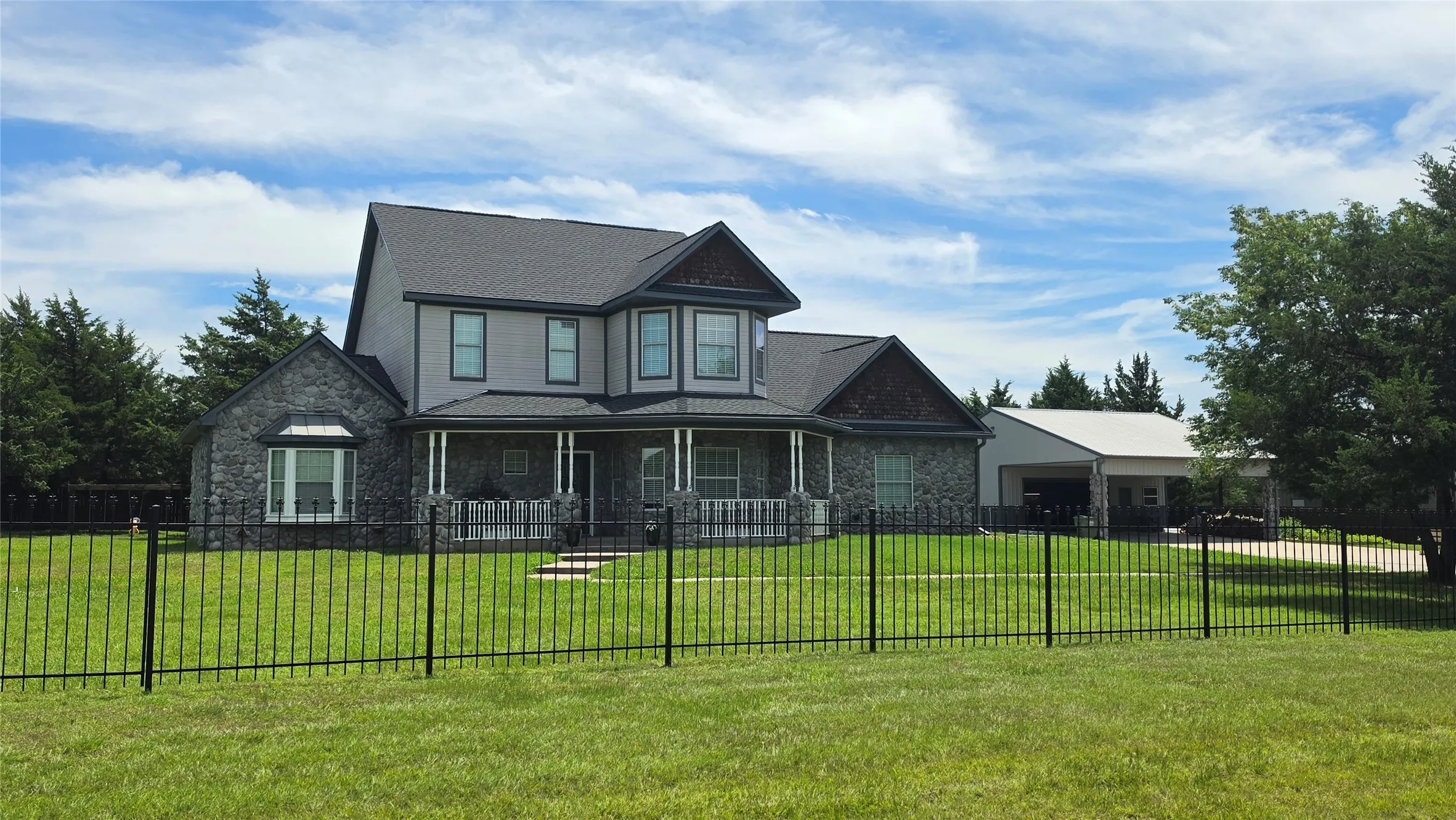 Single Family Residence For Sale in Grayson County , 496 Brandon Way, Pottsboro, Texas 75076, 3 Bedroom, 3 Bathroom, 4 Garage spaces, 2,276 Sqft, built in 2005, mls#21286980, Real Estate Agent in Pottsboro, Homes For Sale in Grayson county, Homes For Sale in Pottsboro, Realtor in Pottsboro Texas, Real Estate Brokerage Independent Realty Texas, Luminita Cordes Realtor