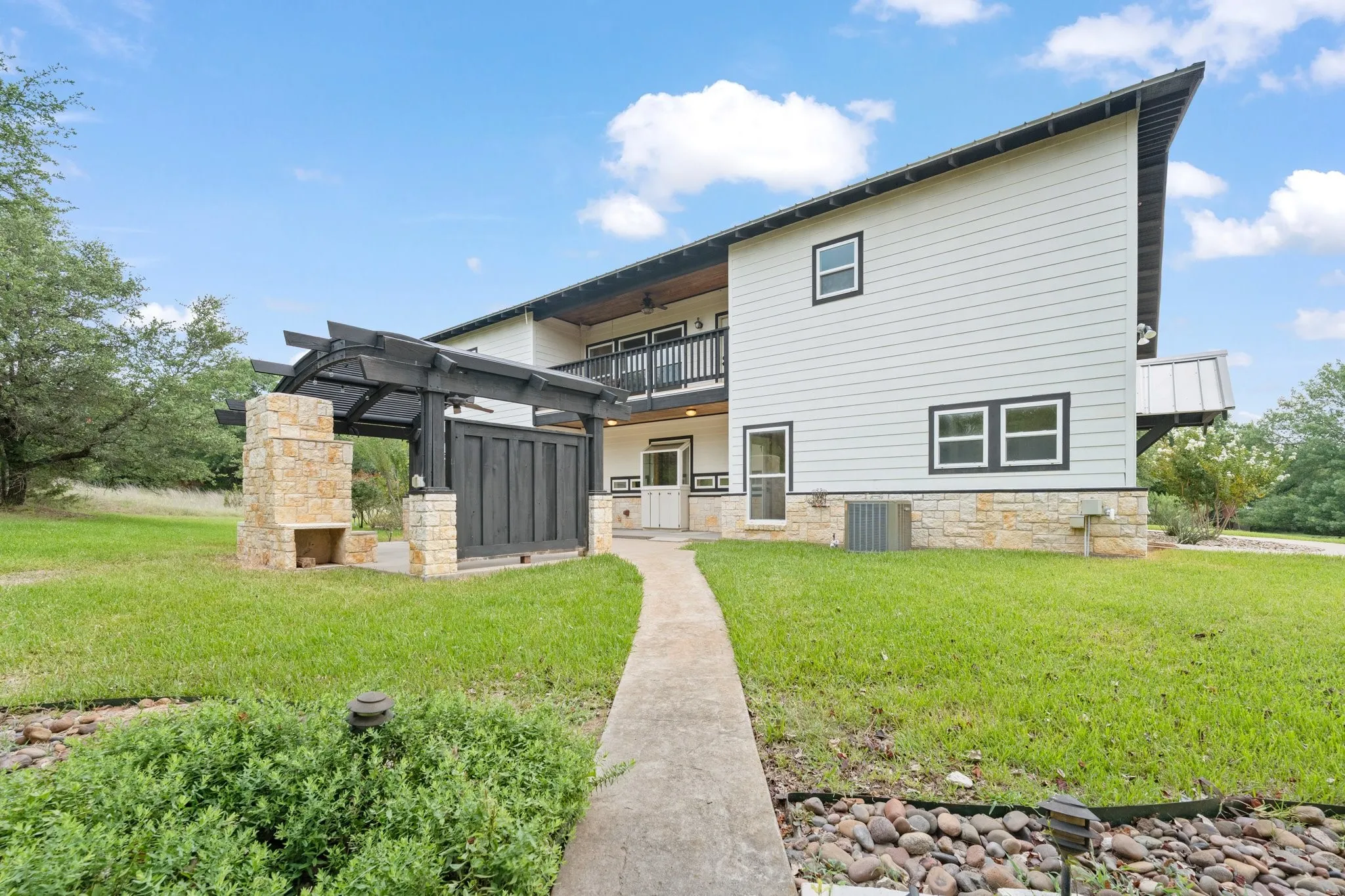 Single Family Residence For Sale in Somervell County , 1127 Mallard Lane, Glen Rose, Texas 76043, 3 Bedroom, 3 Bathroom, Garage spaces, 3,132 Sqft, built in 2005, mls#21314256, Real Estate Agent in Glen Rose, Homes For Sale in Somervell county, Homes For Sale in Glen Rose, Realtor in Glen Rose Texas, Real Estate Brokerage Independent Realty Texas, Luminita Cordes Realtor