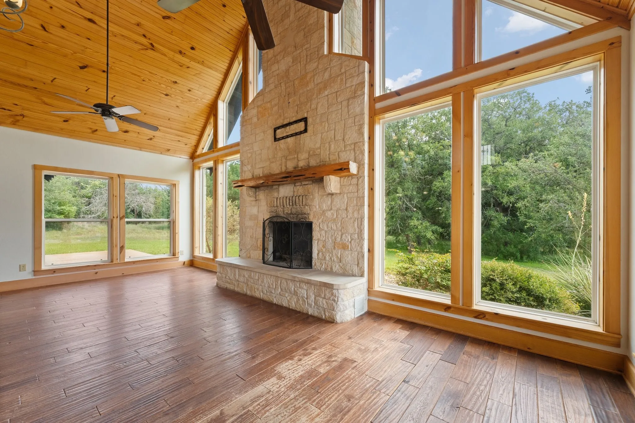 Single Family Residence For Sale in Somervell County , 1127 Mallard Lane, Glen Rose, Texas 76043, 3 Bedroom, 3 Bathroom, Garage spaces, 3,132 Sqft, built in 2005, mls#21314256, Real Estate Agent in Glen Rose, Homes For Sale in Somervell county, Homes For Sale in Glen Rose, Realtor in Glen Rose Texas, Real Estate Brokerage Independent Realty Texas, Luminita Cordes Realtor