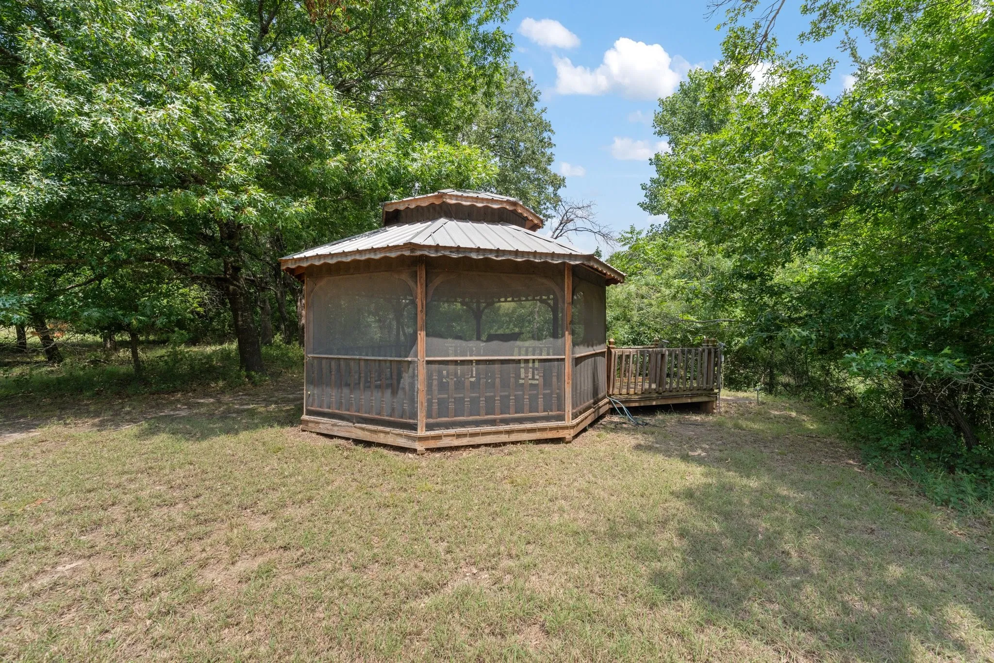 Single Family Residence For Sale in Somervell County , 1127 Mallard Lane, Glen Rose, Texas 76043, 3 Bedroom, 3 Bathroom, Garage spaces, 3,132 Sqft, built in 2005, mls#21314256, Real Estate Agent in Glen Rose, Homes For Sale in Somervell county, Homes For Sale in Glen Rose, Realtor in Glen Rose Texas, Real Estate Brokerage Independent Realty Texas, Luminita Cordes Realtor