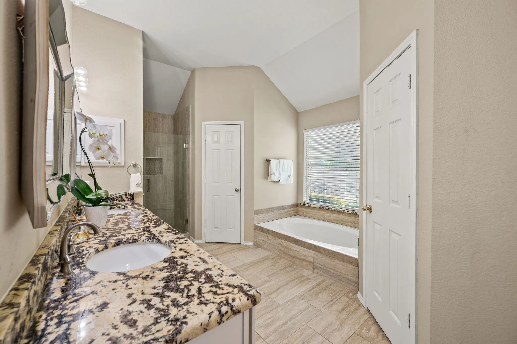 Single Family Residence For Sale in Tarrant County , 926 Creekbend Drive, Keller, Texas 76248, 4 Bedroom, 2 Bathroom, 2 Garage spaces, 2,606 Sqft, built in 1998, mls#21314280, Real Estate Agent in Keller, Homes For Sale in Tarrant county, Homes For Sale in Keller, Realtor in Keller Texas, Real Estate Brokerage Independent Realty Texas, Luminita Cordes Realtor