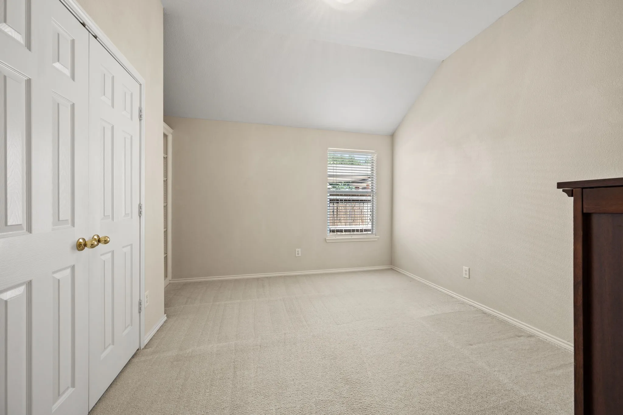 Single Family Residence For Sale in Tarrant County , 926 Creekbend Drive, Keller, Texas 76248, 4 Bedroom, 2 Bathroom, 2 Garage spaces, 2,606 Sqft, built in 1998, mls#21314280, Real Estate Agent in Keller, Homes For Sale in Tarrant county, Homes For Sale in Keller, Realtor in Keller Texas, Real Estate Brokerage Independent Realty Texas, Luminita Cordes Realtor