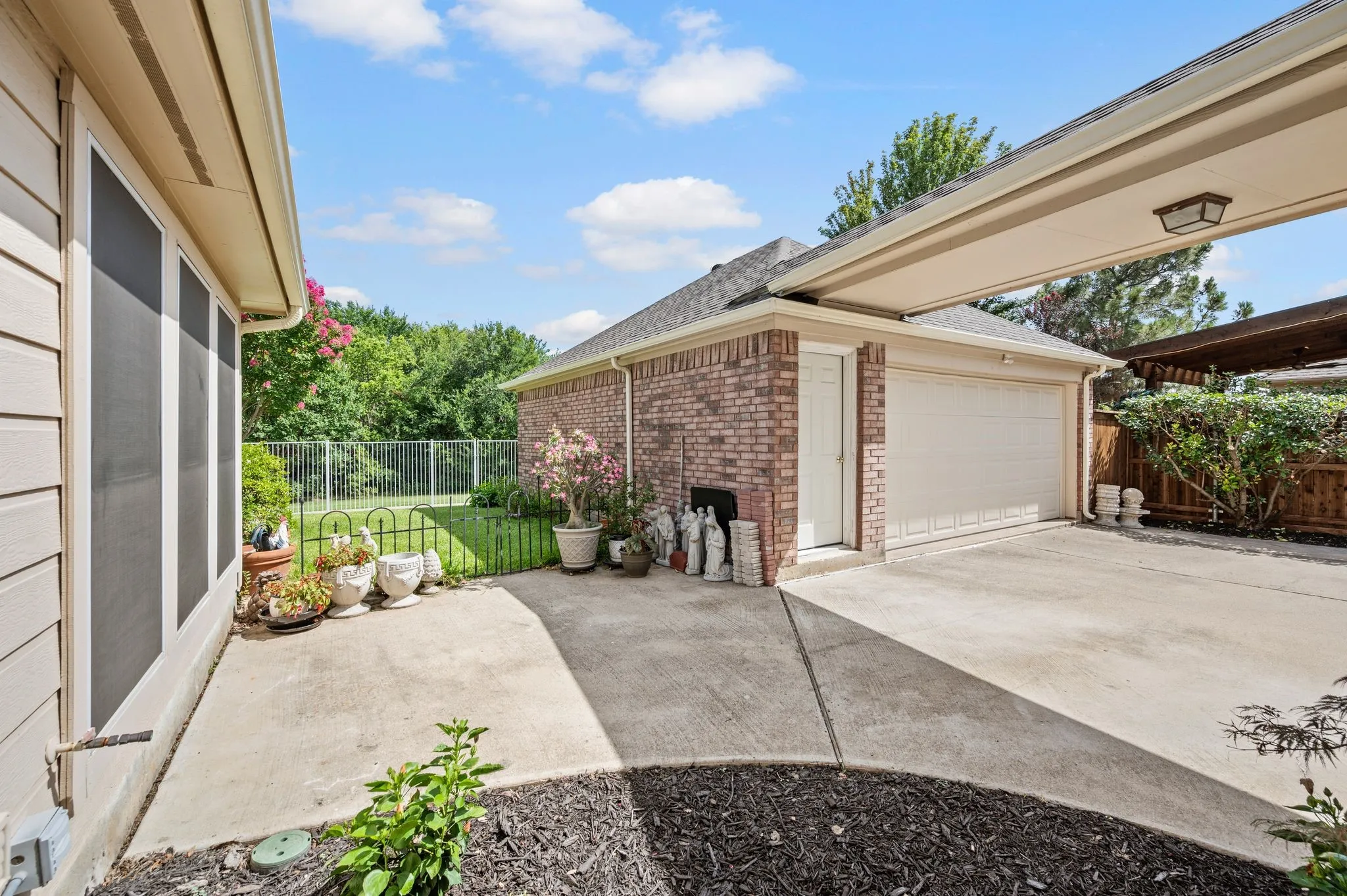 Single Family Residence For Sale in Tarrant County , 926 Creekbend Drive, Keller, Texas 76248, 4 Bedroom, 2 Bathroom, 2 Garage spaces, 2,606 Sqft, built in 1998, mls#21314280, Real Estate Agent in Keller, Homes For Sale in Tarrant county, Homes For Sale in Keller, Realtor in Keller Texas, Real Estate Brokerage Independent Realty Texas, Luminita Cordes Realtor