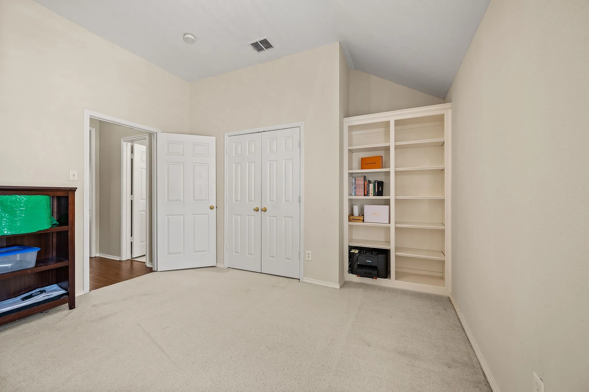 Single Family Residence For Sale in Tarrant County , 926 Creekbend Drive, Keller, Texas 76248, 4 Bedroom, 2 Bathroom, 2 Garage spaces, 2,606 Sqft, built in 1998, mls#21314280, Real Estate Agent in Keller, Homes For Sale in Tarrant county, Homes For Sale in Keller, Realtor in Keller Texas, Real Estate Brokerage Independent Realty Texas, Luminita Cordes Realtor