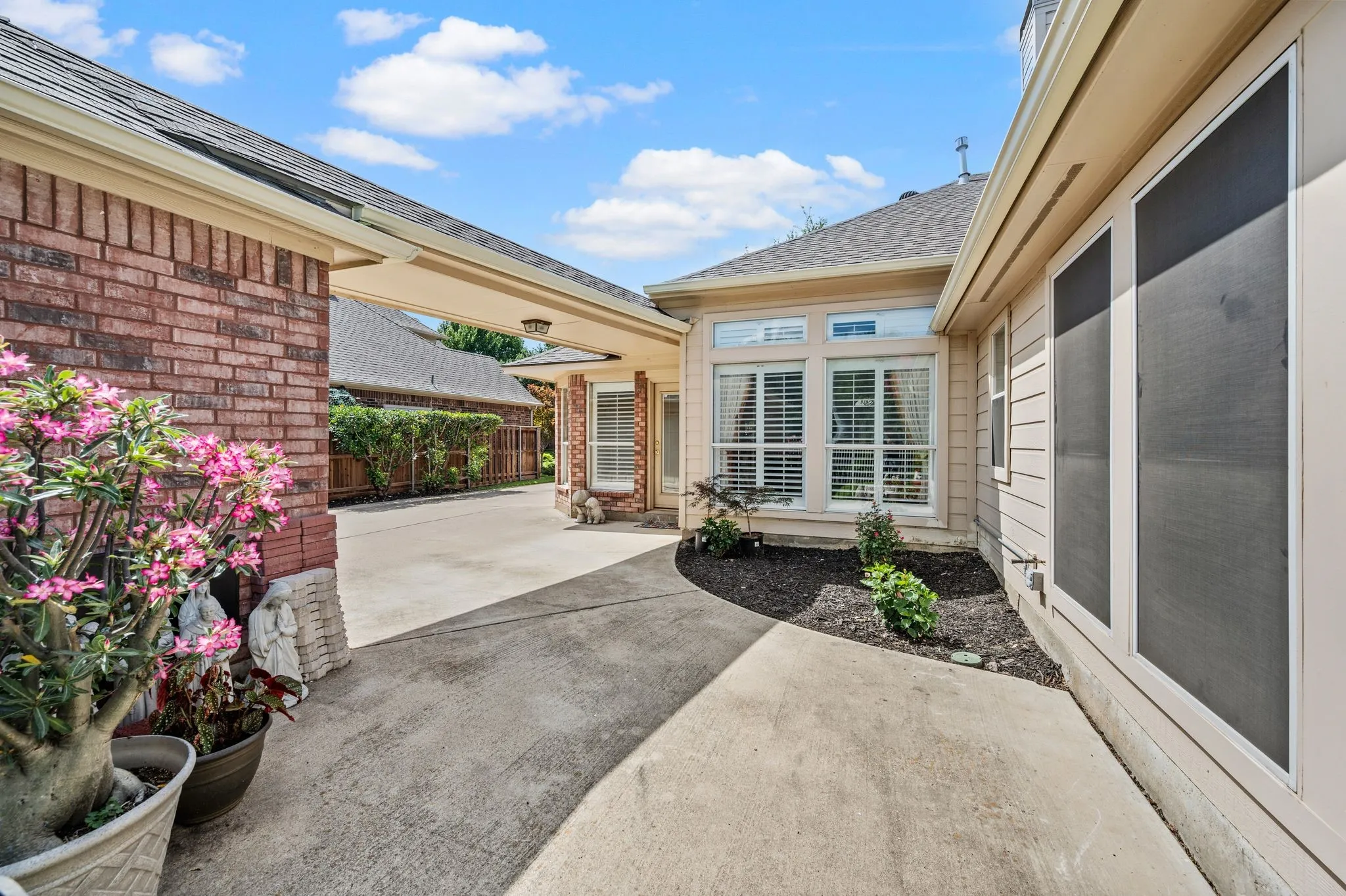 Single Family Residence For Sale in Tarrant County , 926 Creekbend Drive, Keller, Texas 76248, 4 Bedroom, 2 Bathroom, 2 Garage spaces, 2,606 Sqft, built in 1998, mls#21314280, Real Estate Agent in Keller, Homes For Sale in Tarrant county, Homes For Sale in Keller, Realtor in Keller Texas, Real Estate Brokerage Independent Realty Texas, Luminita Cordes Realtor