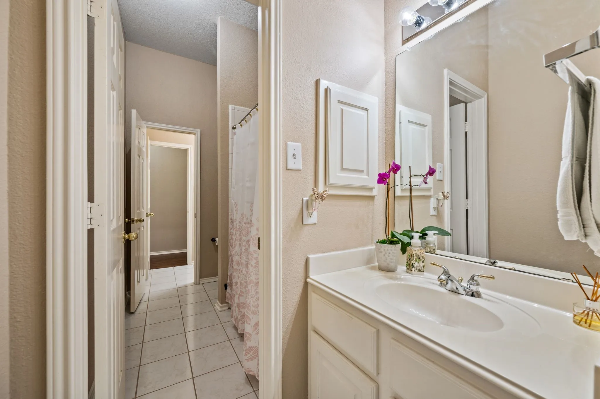 Single Family Residence For Sale in Tarrant County , 926 Creekbend Drive, Keller, Texas 76248, 4 Bedroom, 2 Bathroom, 2 Garage spaces, 2,606 Sqft, built in 1998, mls#21314280, Real Estate Agent in Keller, Homes For Sale in Tarrant county, Homes For Sale in Keller, Realtor in Keller Texas, Real Estate Brokerage Independent Realty Texas, Luminita Cordes Realtor