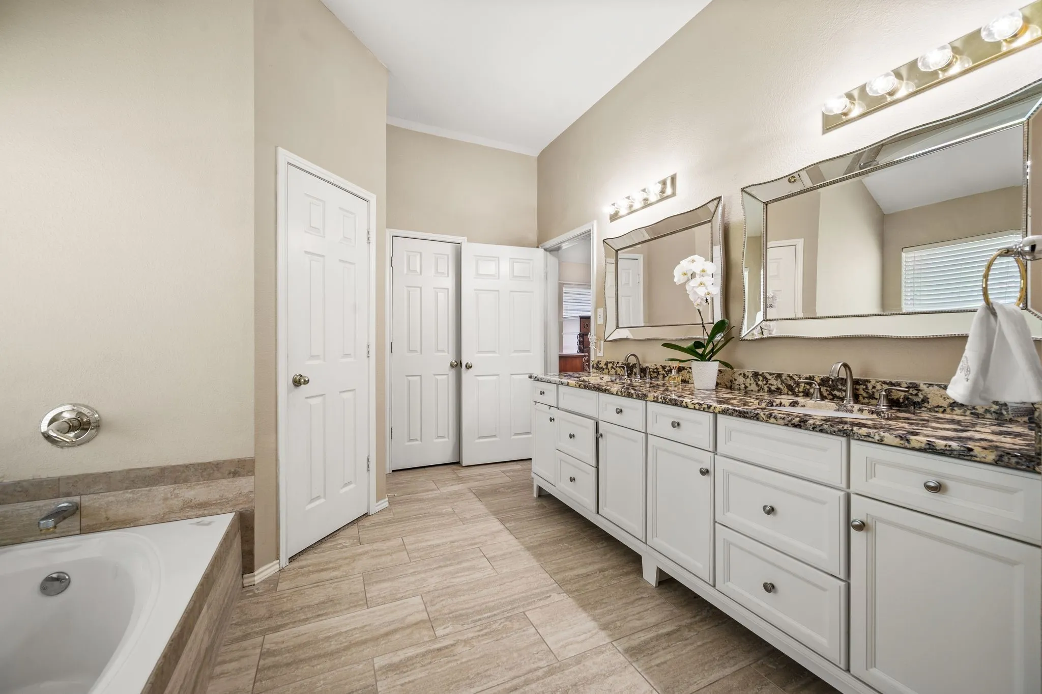 Single Family Residence For Sale in Tarrant County , 926 Creekbend Drive, Keller, Texas 76248, 4 Bedroom, 2 Bathroom, 2 Garage spaces, 2,606 Sqft, built in 1998, mls#21314280, Real Estate Agent in Keller, Homes For Sale in Tarrant county, Homes For Sale in Keller, Realtor in Keller Texas, Real Estate Brokerage Independent Realty Texas, Luminita Cordes Realtor