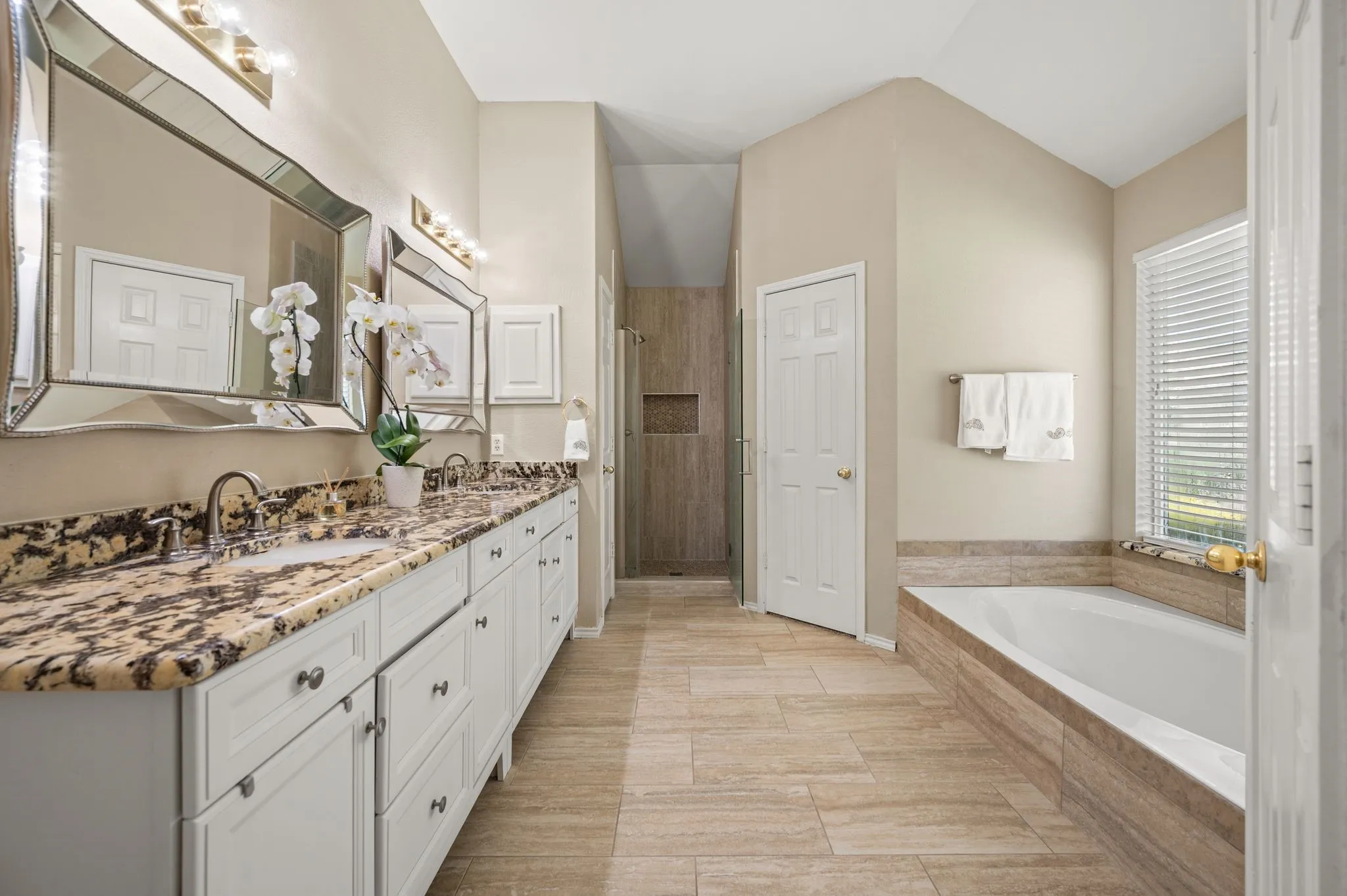 Single Family Residence For Sale in Tarrant County , 926 Creekbend Drive, Keller, Texas 76248, 4 Bedroom, 2 Bathroom, 2 Garage spaces, 2,606 Sqft, built in 1998, mls#21314280, Real Estate Agent in Keller, Homes For Sale in Tarrant county, Homes For Sale in Keller, Realtor in Keller Texas, Real Estate Brokerage Independent Realty Texas, Luminita Cordes Realtor