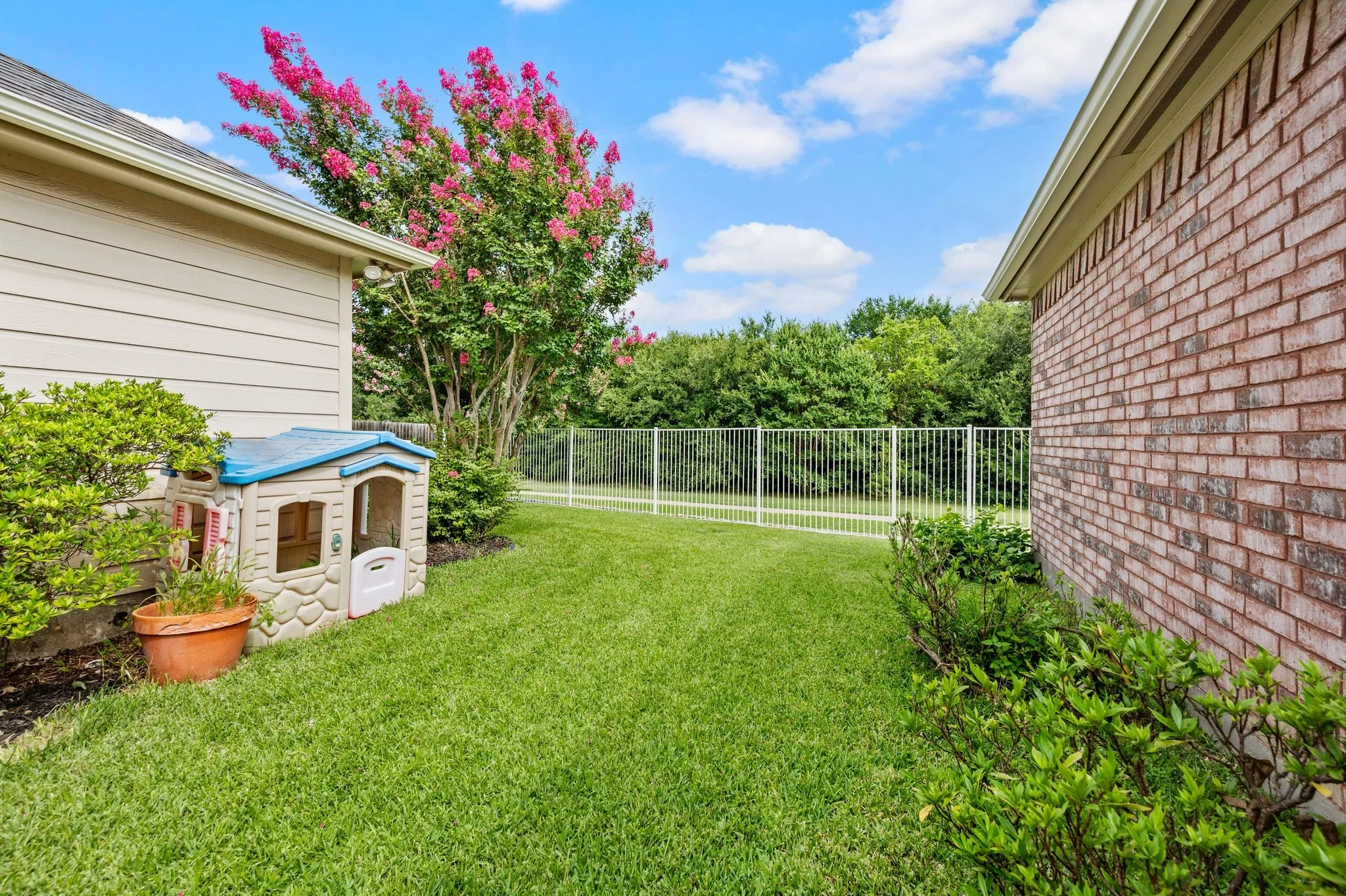 Single Family Residence For Sale in Tarrant County , 926 Creekbend Drive, Keller, Texas 76248, 4 Bedroom, 2 Bathroom, 2 Garage spaces, 2,606 Sqft, built in 1998, mls#21314280, Real Estate Agent in Keller, Homes For Sale in Tarrant county, Homes For Sale in Keller, Realtor in Keller Texas, Real Estate Brokerage Independent Realty Texas, Luminita Cordes Realtor