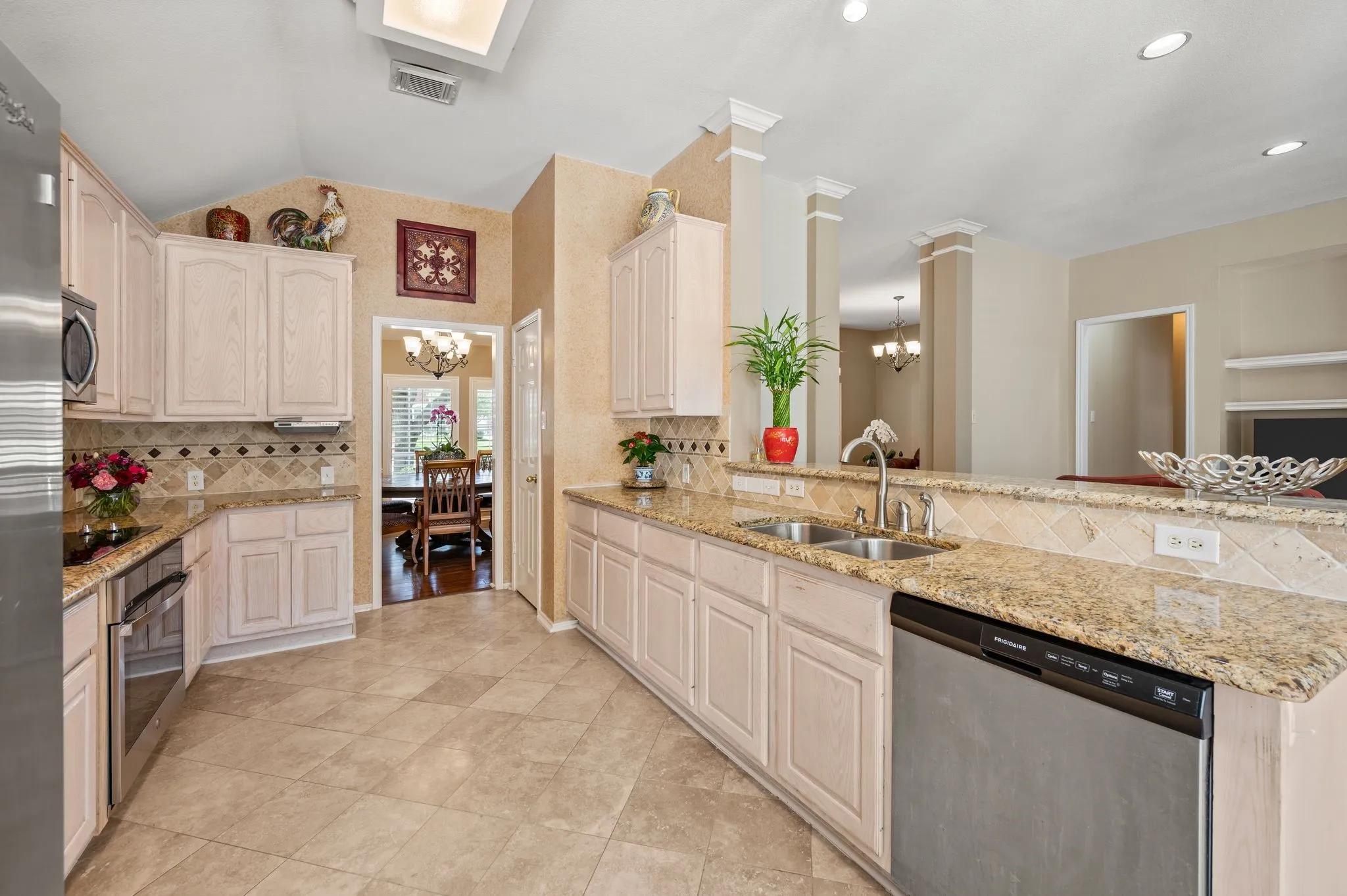 Single Family Residence For Sale in Tarrant County , 926 Creekbend Drive, Keller, Texas 76248, 4 Bedroom, 2 Bathroom, 2 Garage spaces, 2,606 Sqft, built in 1998, mls#21314280, Real Estate Agent in Keller, Homes For Sale in Tarrant county, Homes For Sale in Keller, Realtor in Keller Texas, Real Estate Brokerage Independent Realty Texas, Luminita Cordes Realtor