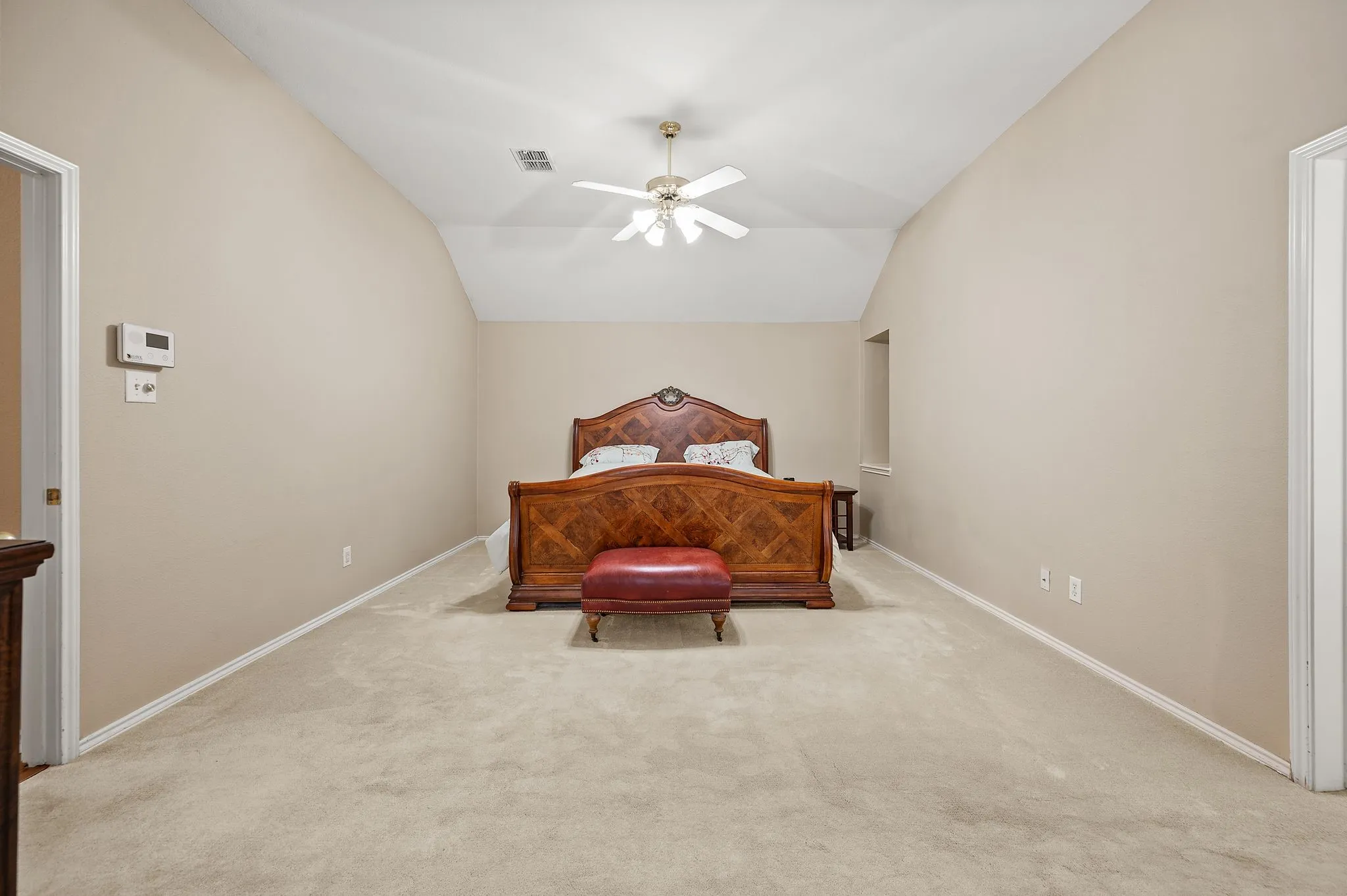 Single Family Residence For Sale in Tarrant County , 926 Creekbend Drive, Keller, Texas 76248, 4 Bedroom, 2 Bathroom, 2 Garage spaces, 2,606 Sqft, built in 1998, mls#21314280, Real Estate Agent in Keller, Homes For Sale in Tarrant county, Homes For Sale in Keller, Realtor in Keller Texas, Real Estate Brokerage Independent Realty Texas, Luminita Cordes Realtor