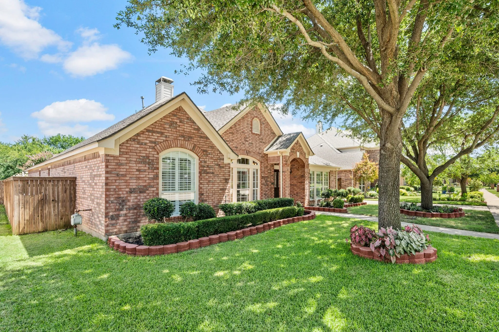 Single Family Residence For Sale in Tarrant County , 926 Creekbend Drive, Keller, Texas 76248, 4 Bedroom, 2 Bathroom, 2 Garage spaces, 2,606 Sqft, built in 1998, mls#21314280, Real Estate Agent in Keller, Homes For Sale in Tarrant county, Homes For Sale in Keller, Realtor in Keller Texas, Real Estate Brokerage Independent Realty Texas, Luminita Cordes Realtor