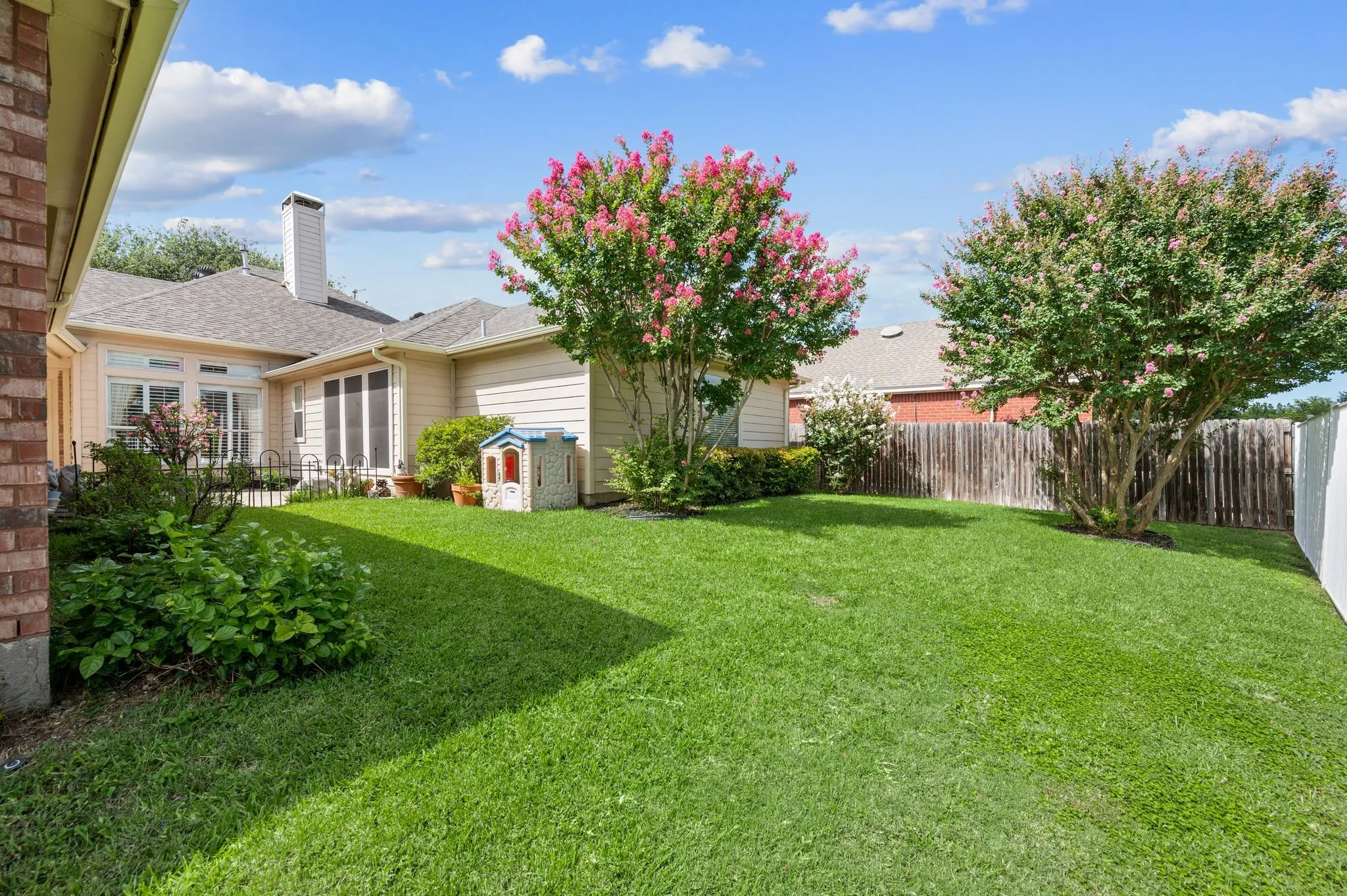 Single Family Residence For Sale in Tarrant County , 926 Creekbend Drive, Keller, Texas 76248, 4 Bedroom, 2 Bathroom, 2 Garage spaces, 2,606 Sqft, built in 1998, mls#21314280, Real Estate Agent in Keller, Homes For Sale in Tarrant county, Homes For Sale in Keller, Realtor in Keller Texas, Real Estate Brokerage Independent Realty Texas, Luminita Cordes Realtor