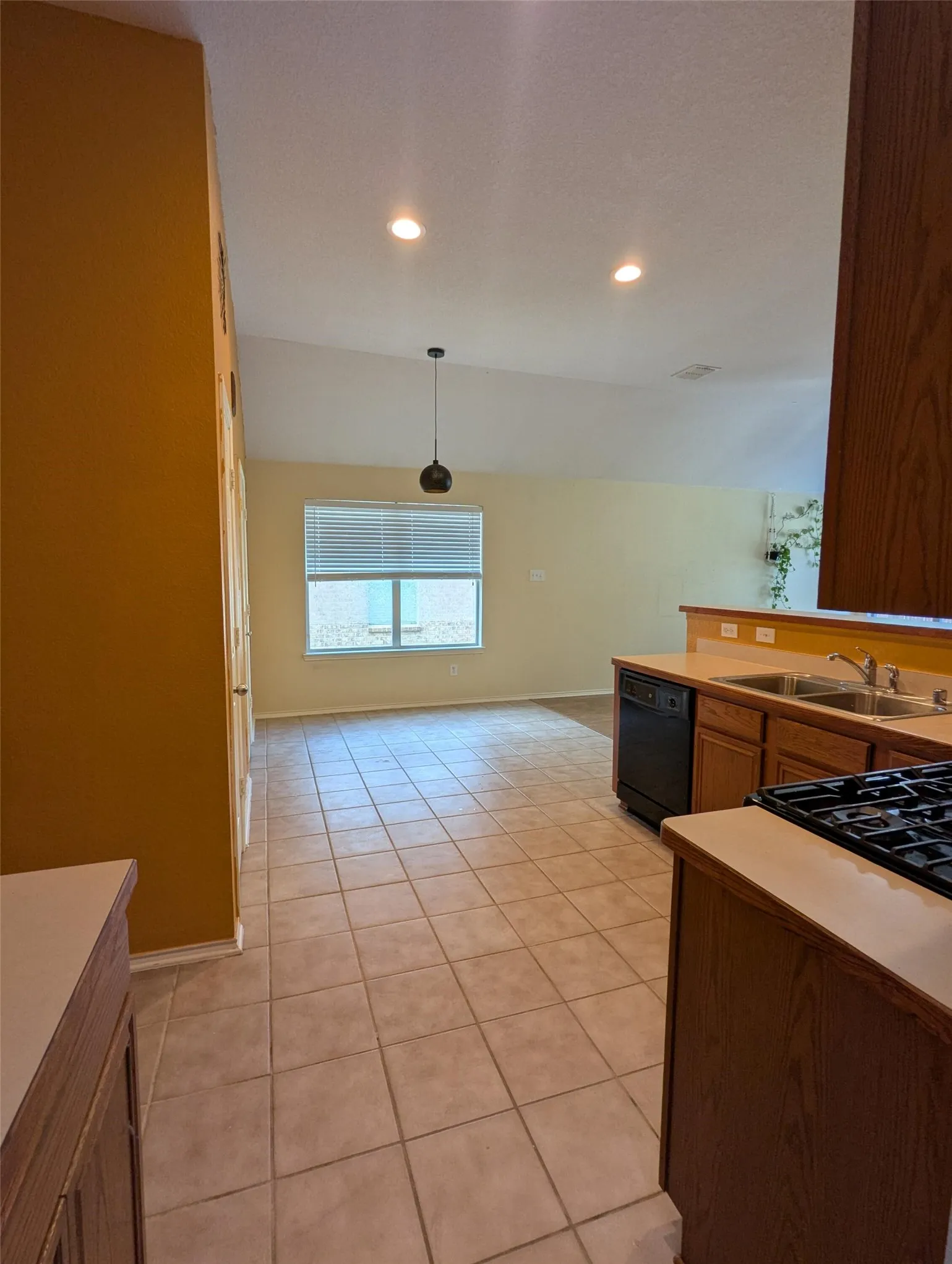 Single Family Residence For Sale in Tarrant County , 14300 Polo Ranch Street, Fort Worth, Texas 76052, 3 Bedroom, 2 Bathroom, 2 Garage spaces, 1,423 Sqft, built in 2007, mls#21314470, Real Estate Agent in Fort Worth, Homes For Sale in Tarrant county, Homes For Sale in Fort Worth, Realtor in Fort Worth Texas, Real Estate Brokerage Independent Realty Texas, Luminita Cordes Realtor