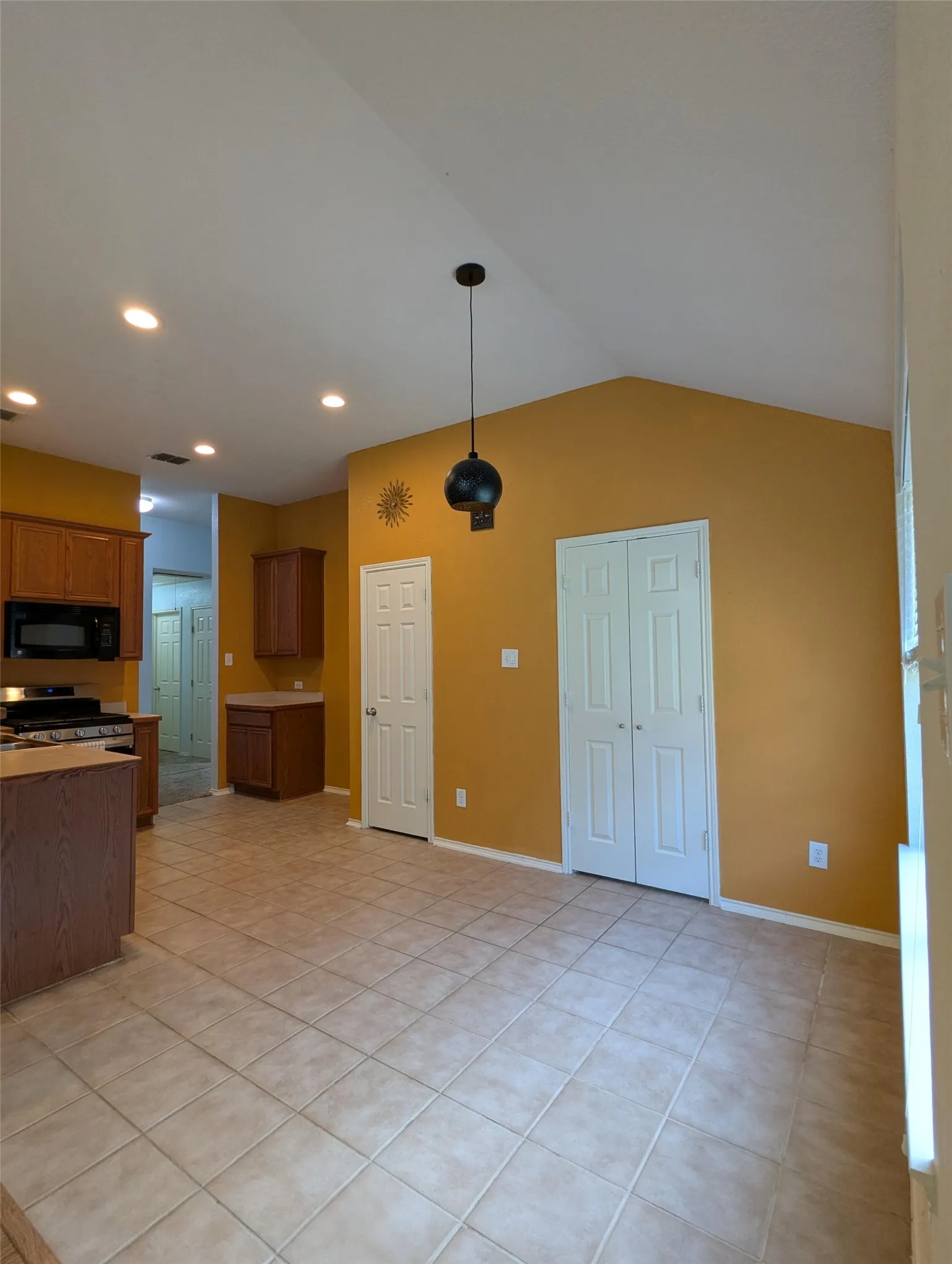 Single Family Residence For Sale in Tarrant County , 14300 Polo Ranch Street, Fort Worth, Texas 76052, 3 Bedroom, 2 Bathroom, 2 Garage spaces, 1,423 Sqft, built in 2007, mls#21314470, Real Estate Agent in Fort Worth, Homes For Sale in Tarrant county, Homes For Sale in Fort Worth, Realtor in Fort Worth Texas, Real Estate Brokerage Independent Realty Texas, Luminita Cordes Realtor