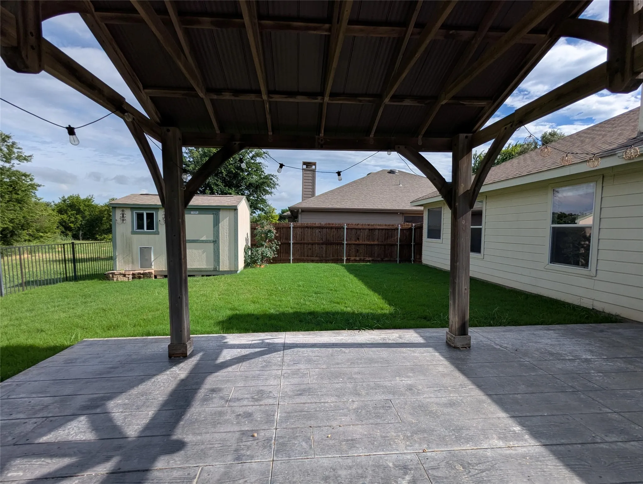 Single Family Residence For Sale in Tarrant County , 14300 Polo Ranch Street, Fort Worth, Texas 76052, 3 Bedroom, 2 Bathroom, 2 Garage spaces, 1,423 Sqft, built in 2007, mls#21314470, Real Estate Agent in Fort Worth, Homes For Sale in Tarrant county, Homes For Sale in Fort Worth, Realtor in Fort Worth Texas, Real Estate Brokerage Independent Realty Texas, Luminita Cordes Realtor