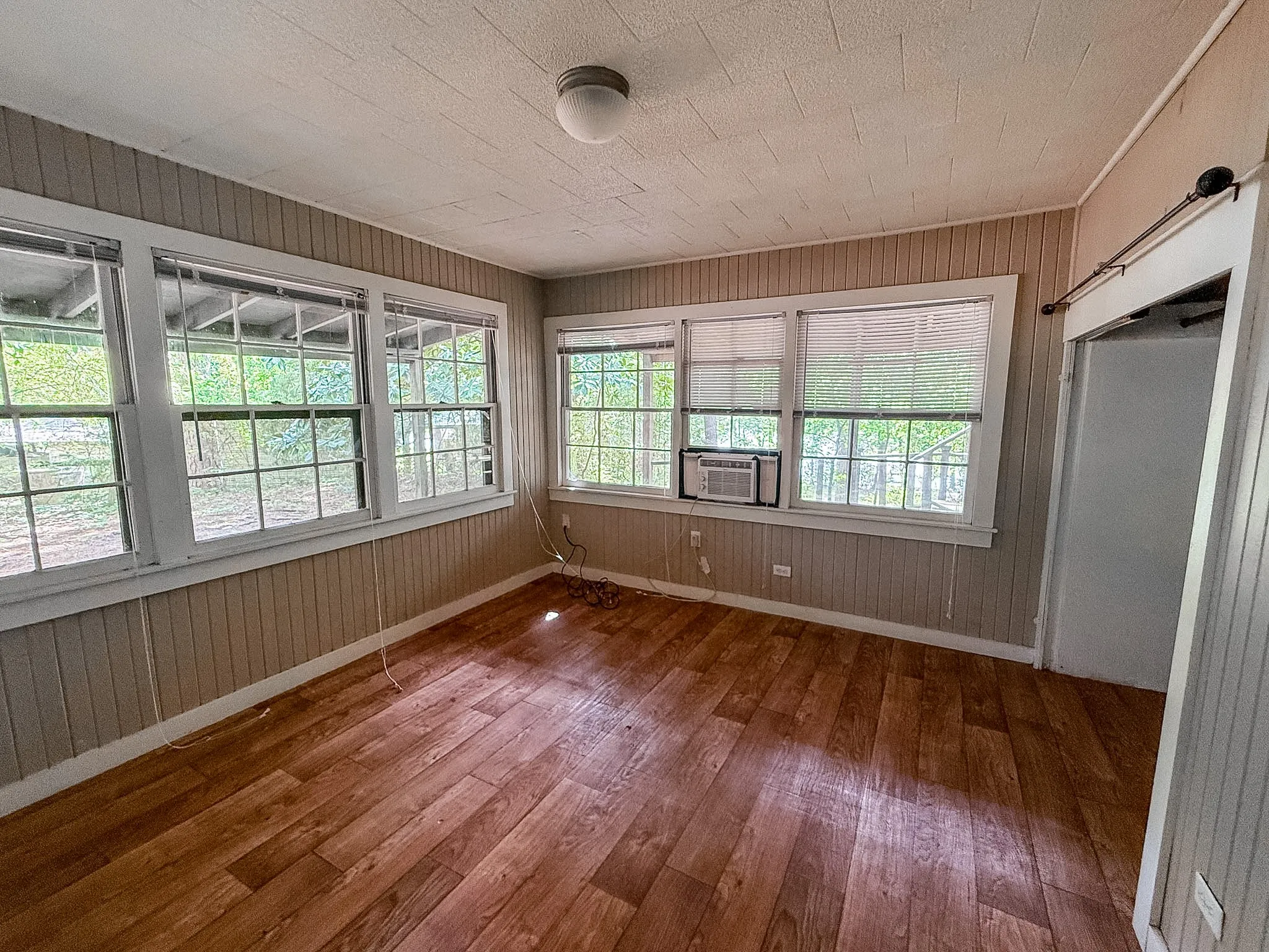 Single Family Residence For Sale in Franklin (TX) County , 1036 Lake Franklin Dr, Winnsboro, Texas 75494, 2 Bedroom, 2 Bathroom, Garage spaces, 1,428 Sqft, built in 1950, mls#21314482, Real Estate Agent in Winnsboro, Homes For Sale in Franklin (TX) county, Homes For Sale in Winnsboro, Realtor in Winnsboro Texas, Real Estate Brokerage Independent Realty Texas, Luminita Cordes Realtor