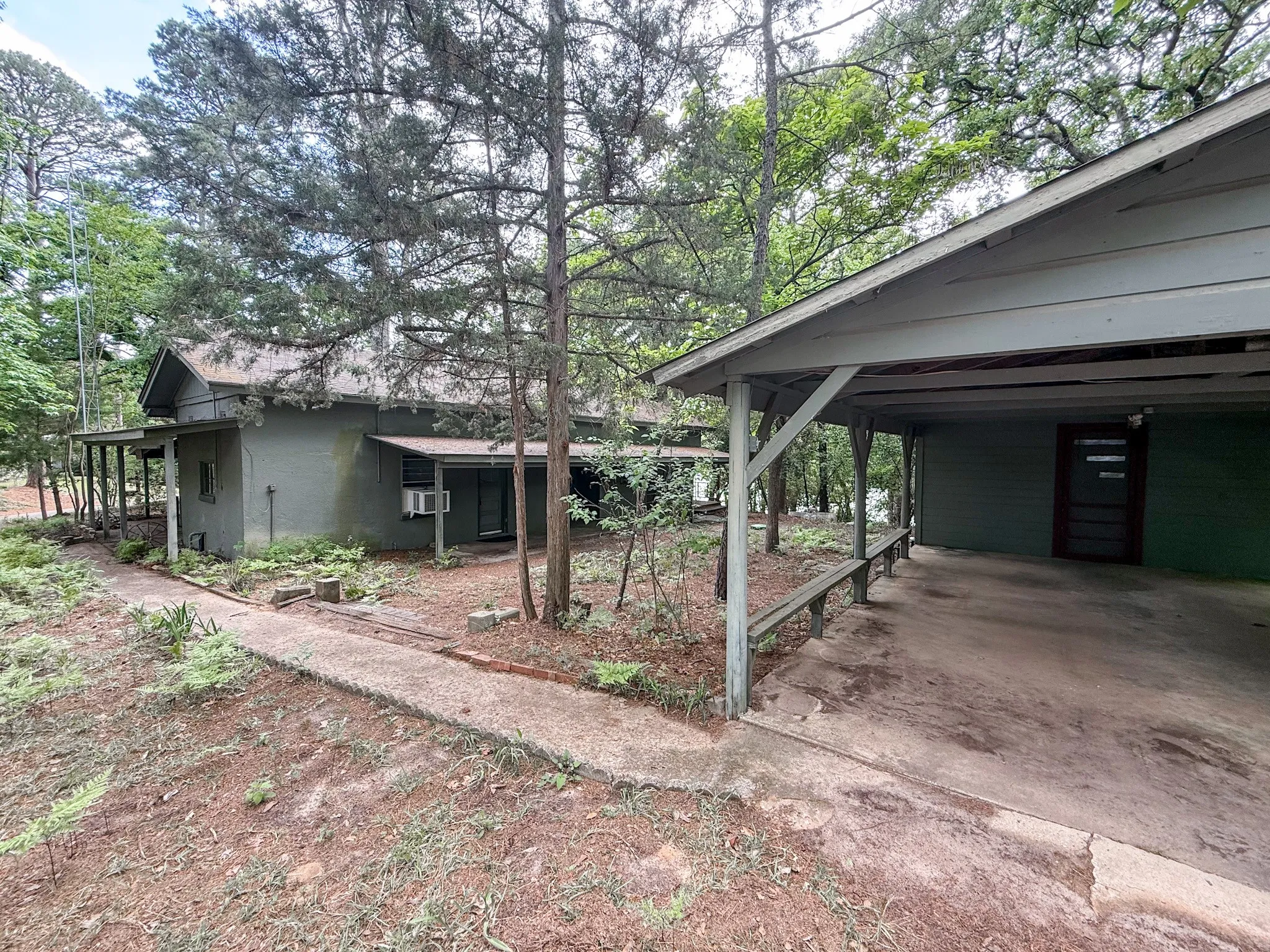 Single Family Residence For Sale in Franklin (TX) County , 1036 Lake Franklin Dr, Winnsboro, Texas 75494, 2 Bedroom, 2 Bathroom, Garage spaces, 1,428 Sqft, built in 1950, mls#21314482, Real Estate Agent in Winnsboro, Homes For Sale in Franklin (TX) county, Homes For Sale in Winnsboro, Realtor in Winnsboro Texas, Real Estate Brokerage Independent Realty Texas, Luminita Cordes Realtor