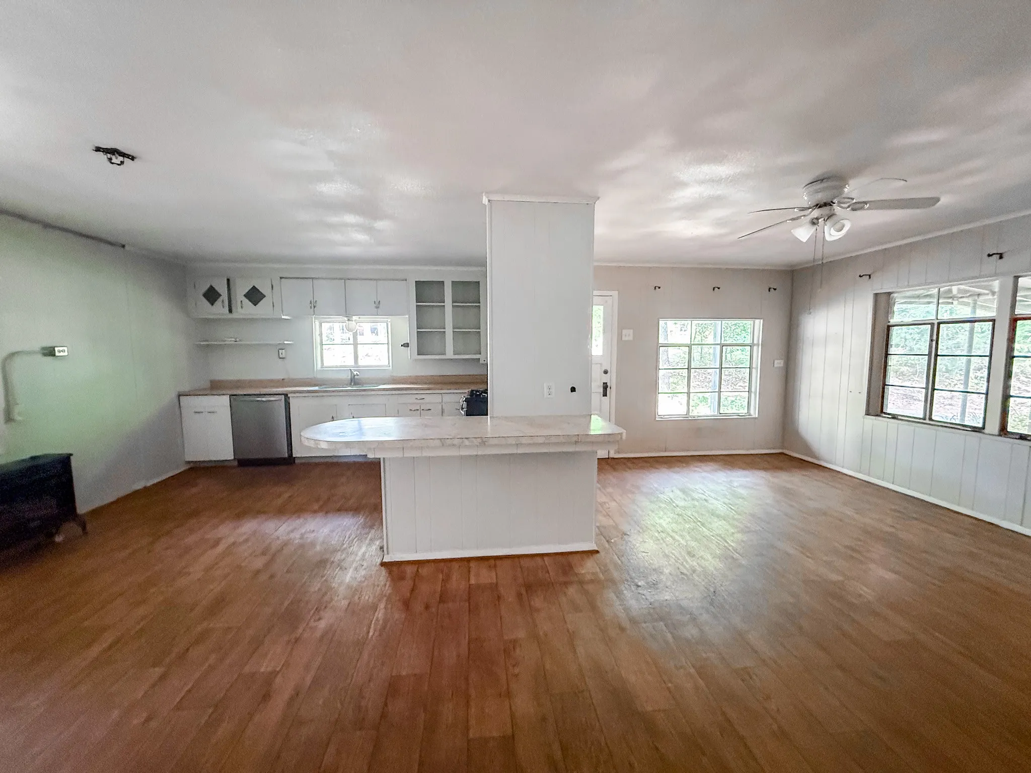 Single Family Residence For Sale in Franklin (TX) County , 1036 Lake Franklin Dr, Winnsboro, Texas 75494, 2 Bedroom, 2 Bathroom, Garage spaces, 1,428 Sqft, built in 1950, mls#21314482, Real Estate Agent in Winnsboro, Homes For Sale in Franklin (TX) county, Homes For Sale in Winnsboro, Realtor in Winnsboro Texas, Real Estate Brokerage Independent Realty Texas, Luminita Cordes Realtor